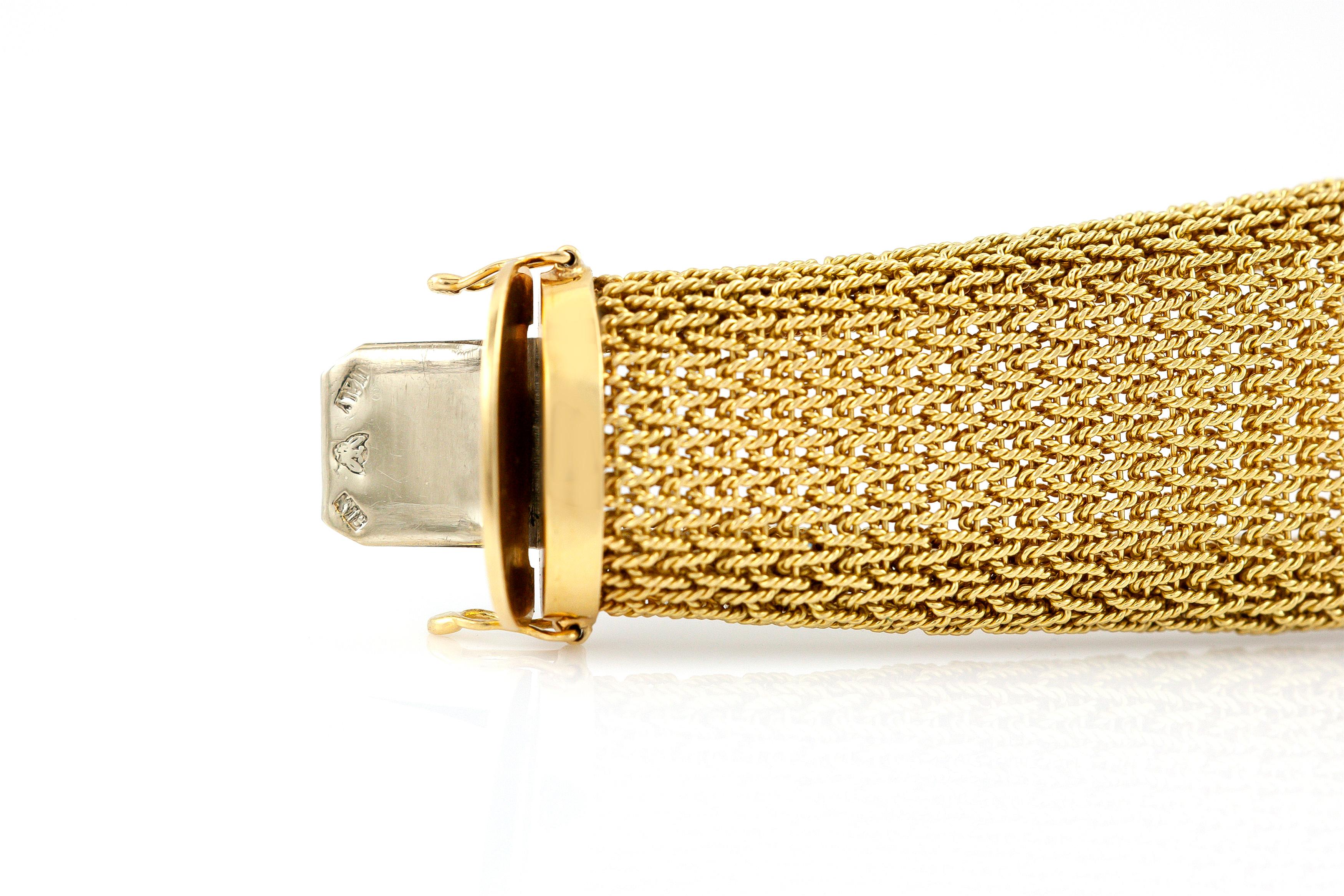 18 Karat Mesh Bracelet with Center Diamonds In Excellent Condition In New York, NY