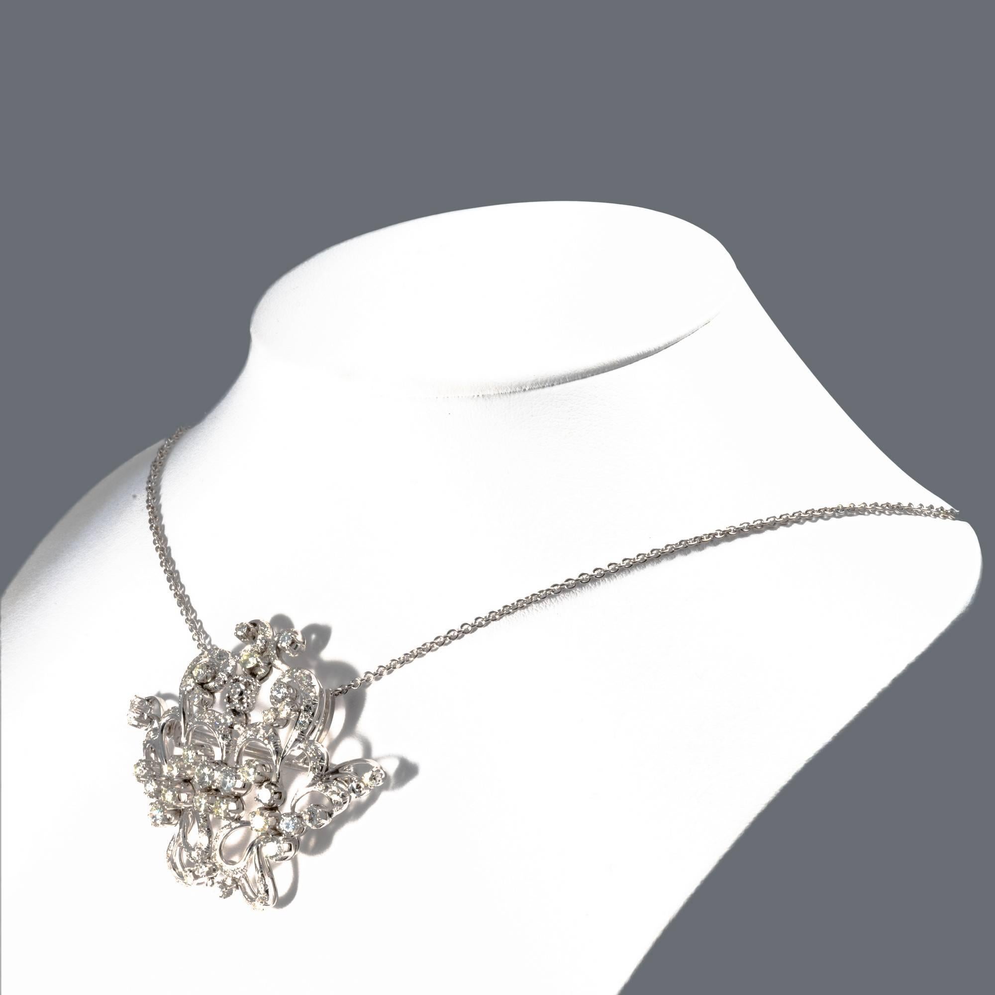 This original white gold  vintage  brooch has a beautiful garland design, which makes this jewel ideal to dress up any evening attire, ranging from the classic little black dress to the most magnificent ball gown. Thanks to the white gold chain, it