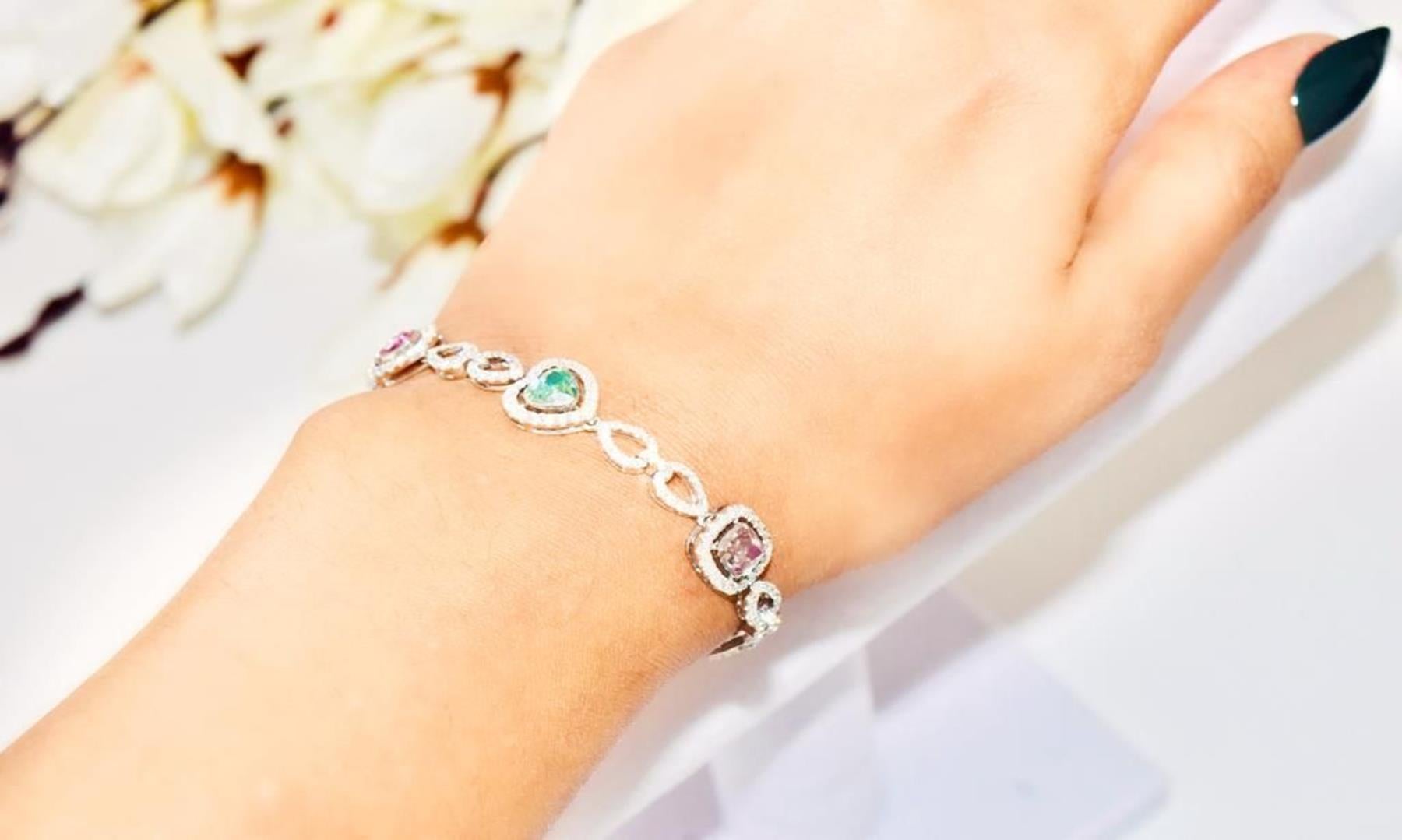 Bracciale in oro bianco 18 carati con diamanti
  
  Colore e caratura dell'oro: Oro bianco 18kt
  Peso: 14.30 grammi
  
  Imposta con...
  Tipo di pietra: Diamanti
  Forma: Forma mista
  Carati: 0.51ct, 0.66ct, 0.70ct, 0.57ct, 0.50ct, 0.86ct,