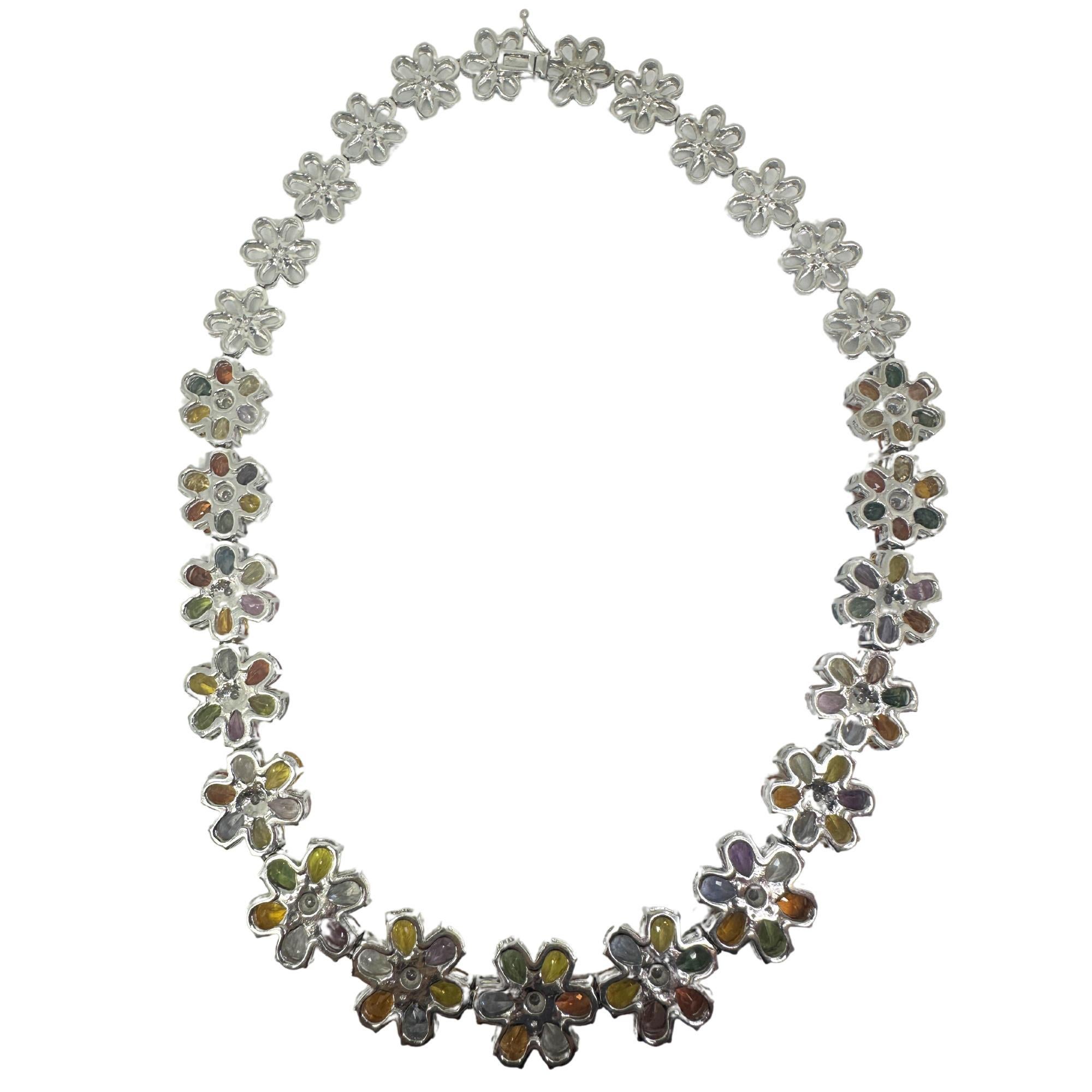 Ce superbe collier en saphirs multicolores et diamants 18k est un chef-d'œuvre de design moderne. Les vibrants saphirs taille poire, totalisant 64,32 carats, sont sertis dans de l'or blanc 18k. Les diamants étincelants de 0,68 carat ajoutent une