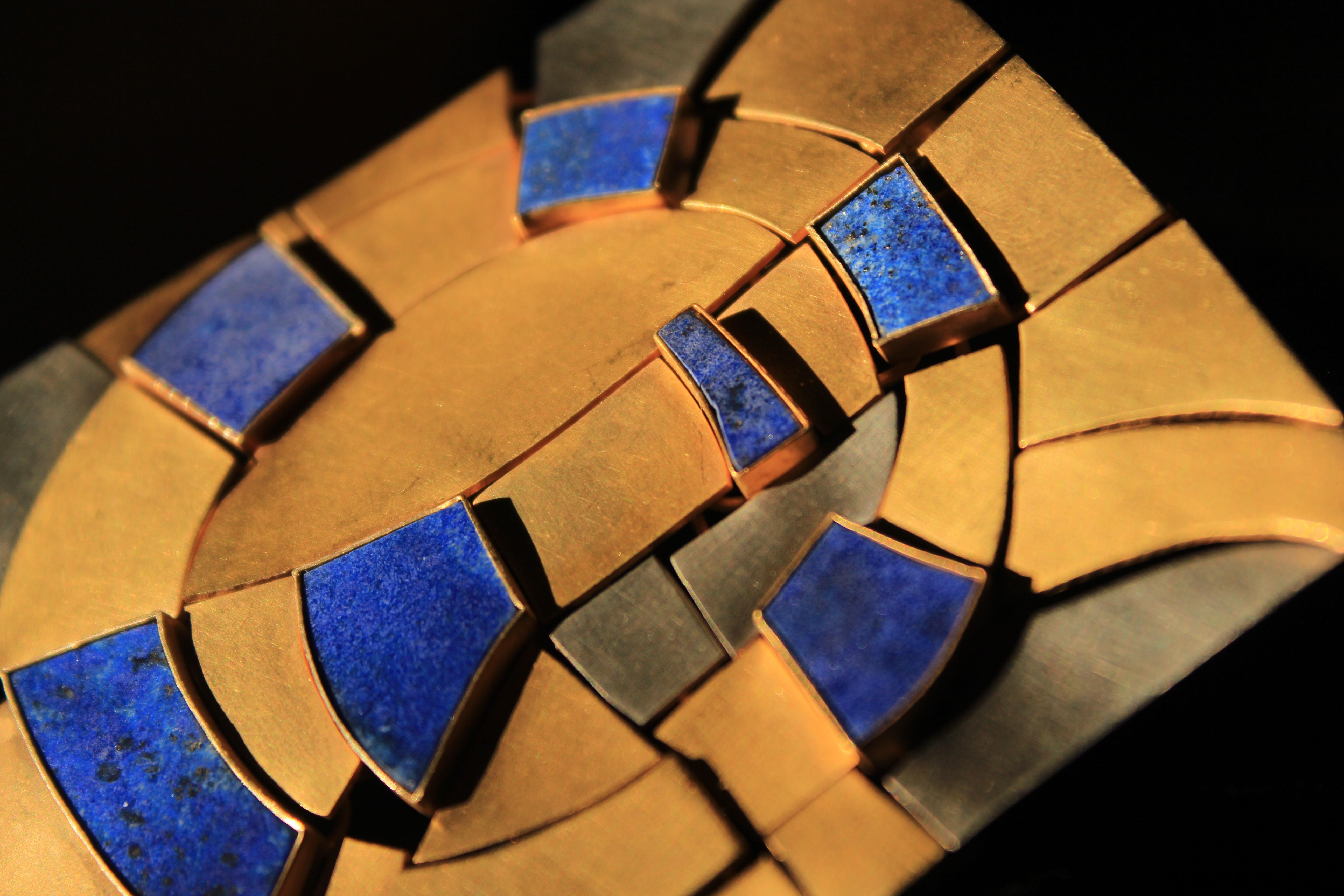 18K Modernist Gold and Lapis Lazuli Brooch Designed by Andre Lamy In Excellent Condition For Sale In Brussels, BE