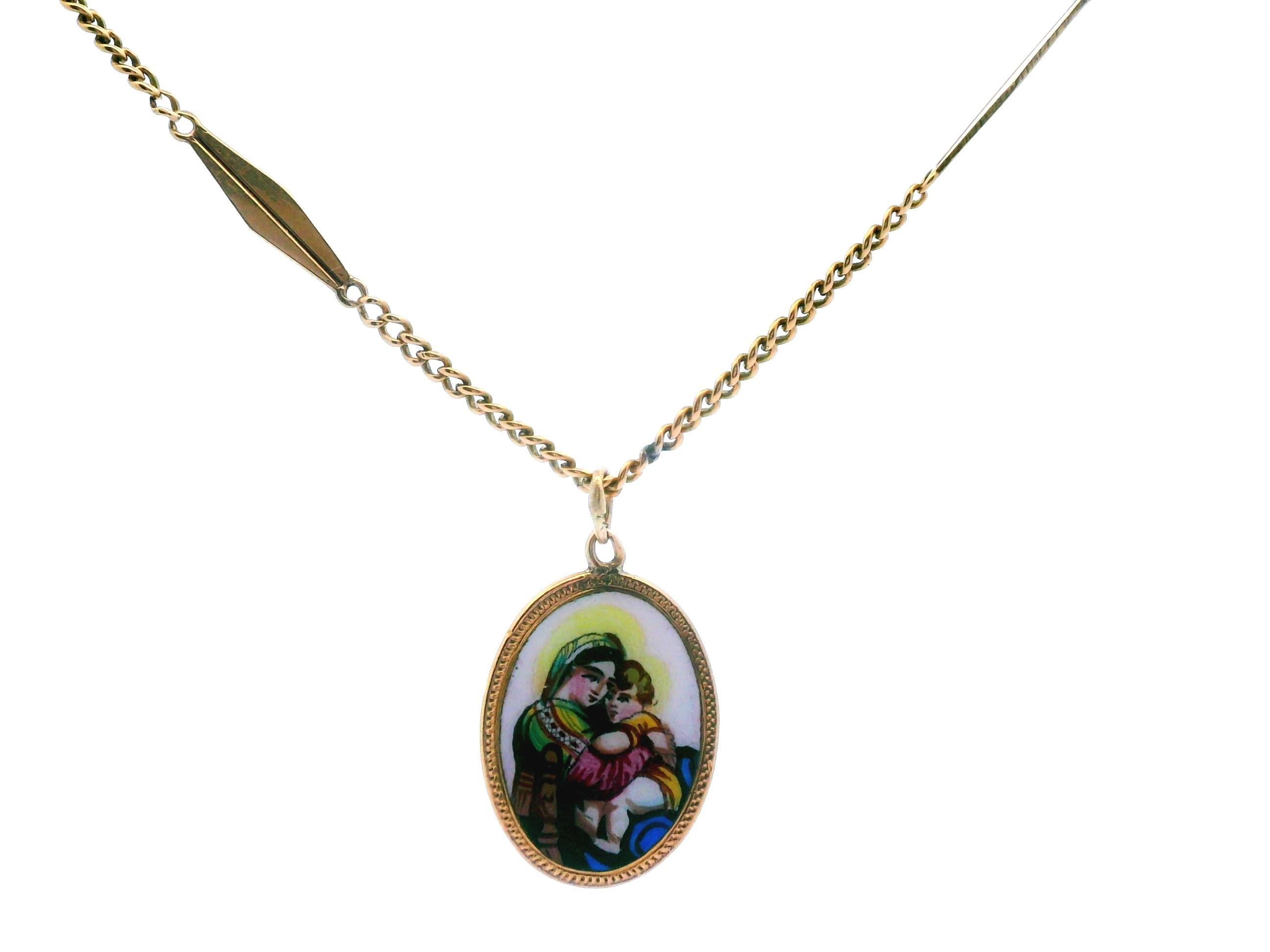 Ce magnifique pendentif de Mère Maria a été fabriqué au début des années 1900. Le pendentif est serti dans une monture en or jaune 18k et est accompagné d'une belle chaîne de 20