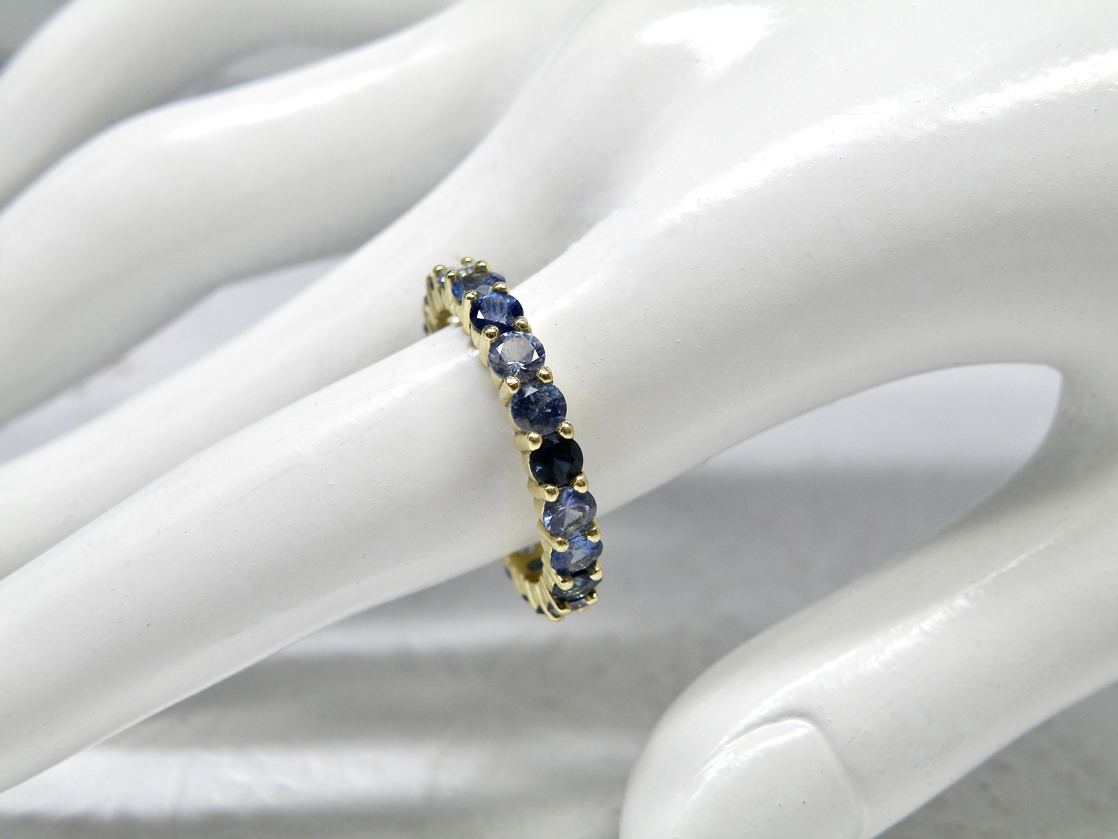 Contemporain 18k multi blue sapphire ring en vente