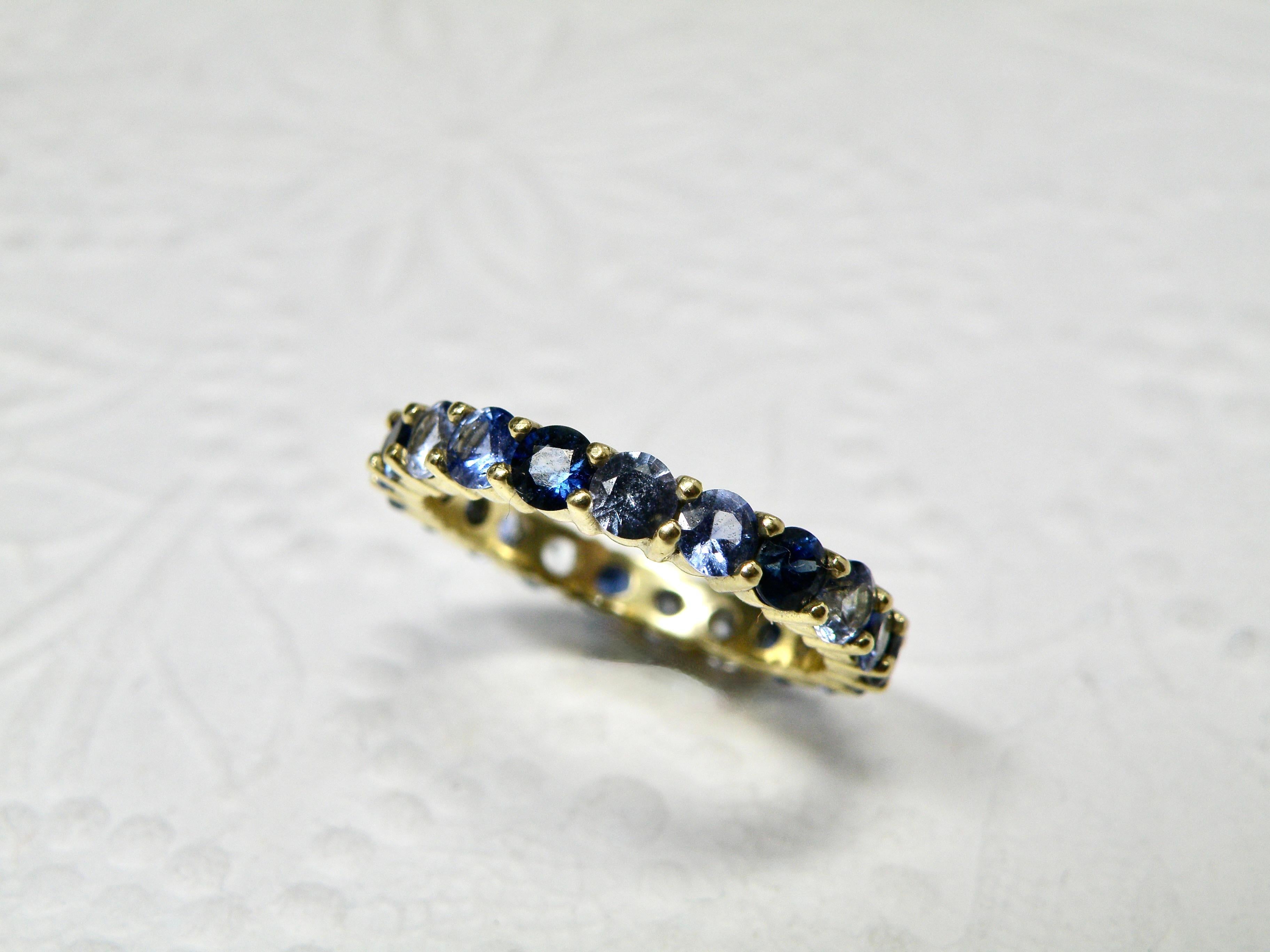 18k multi blue sapphire ring Neuf - En vente à Cohasset, MA
