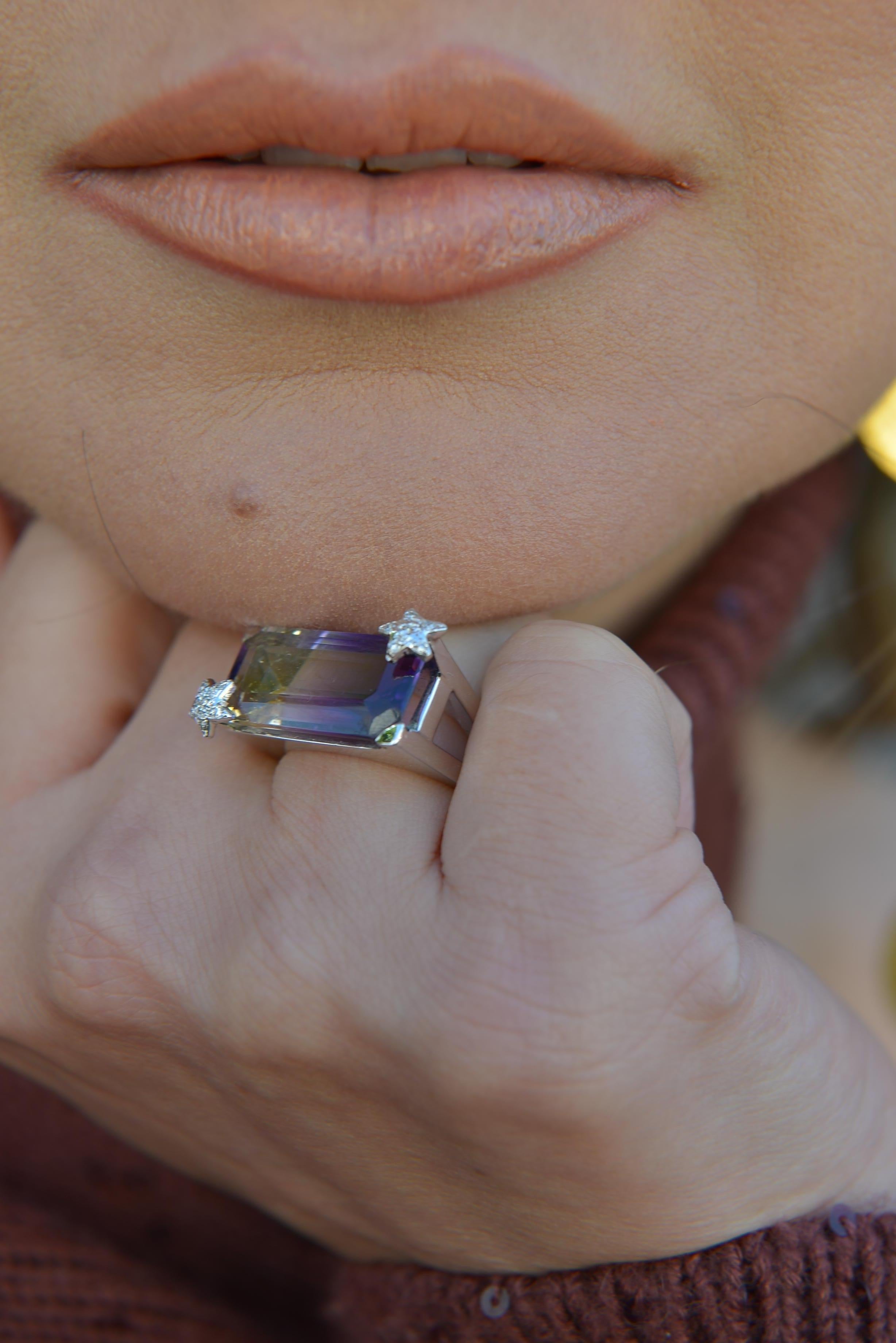 Kein Party-Outfit ist komplett ohne den Ring von Fortuna, der mit seinem glitzernden Ring ein echter Blickfang ist.  

MATERIALIEN

-18k Weißgold

-Ein mehrfarbiger Topas

-12 Diamanten 0,12ct