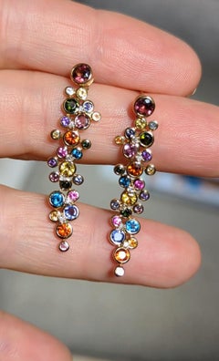 Boucles d'oreilles allongées multicolores 18 carats avec grappes de pierres précieuses et diamants