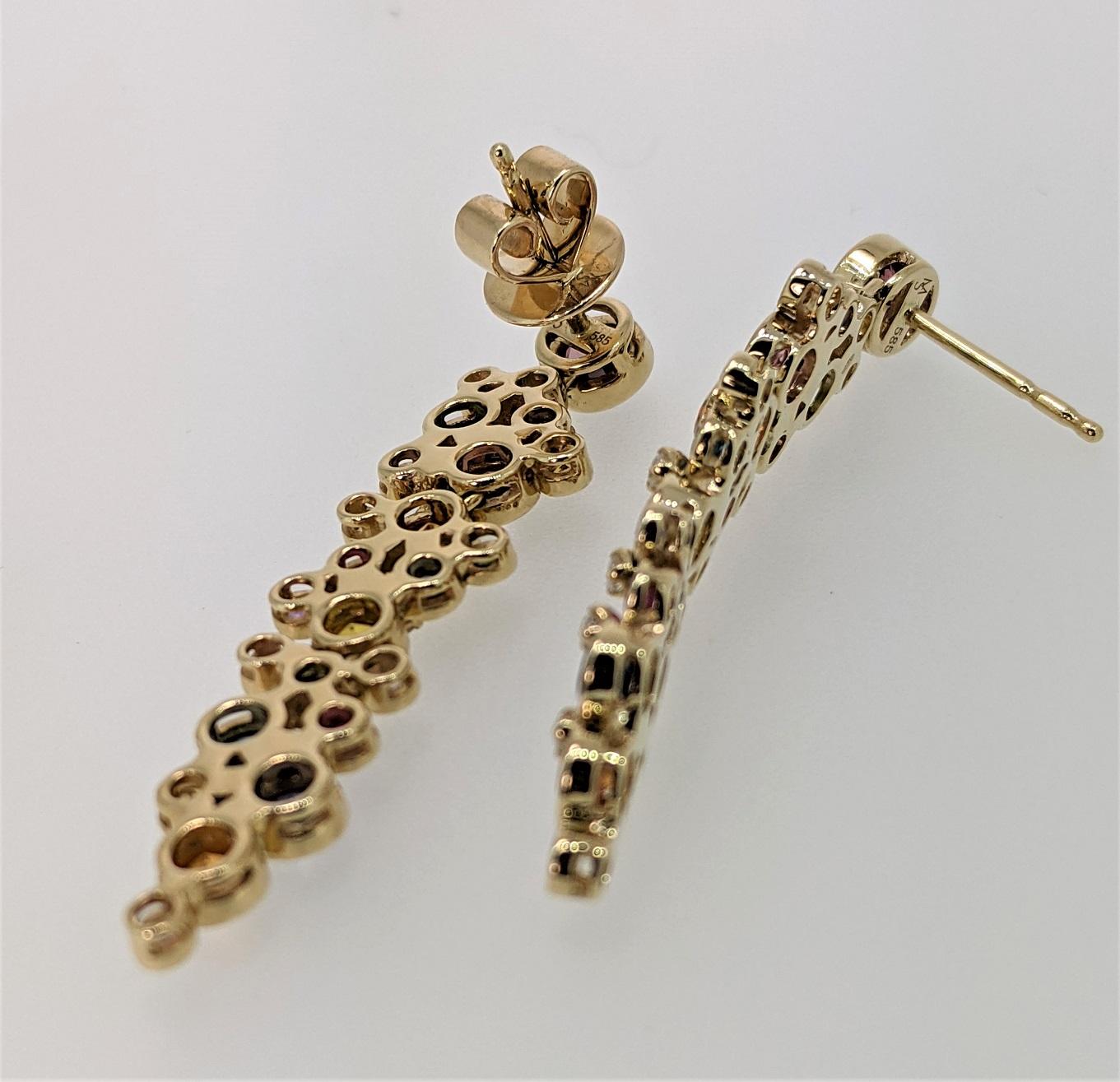 18 Karat mehrfarbige längliche Ohrringe mit Clusters aus Edelsteinen und Diamanten (Zeitgenössisch) im Angebot