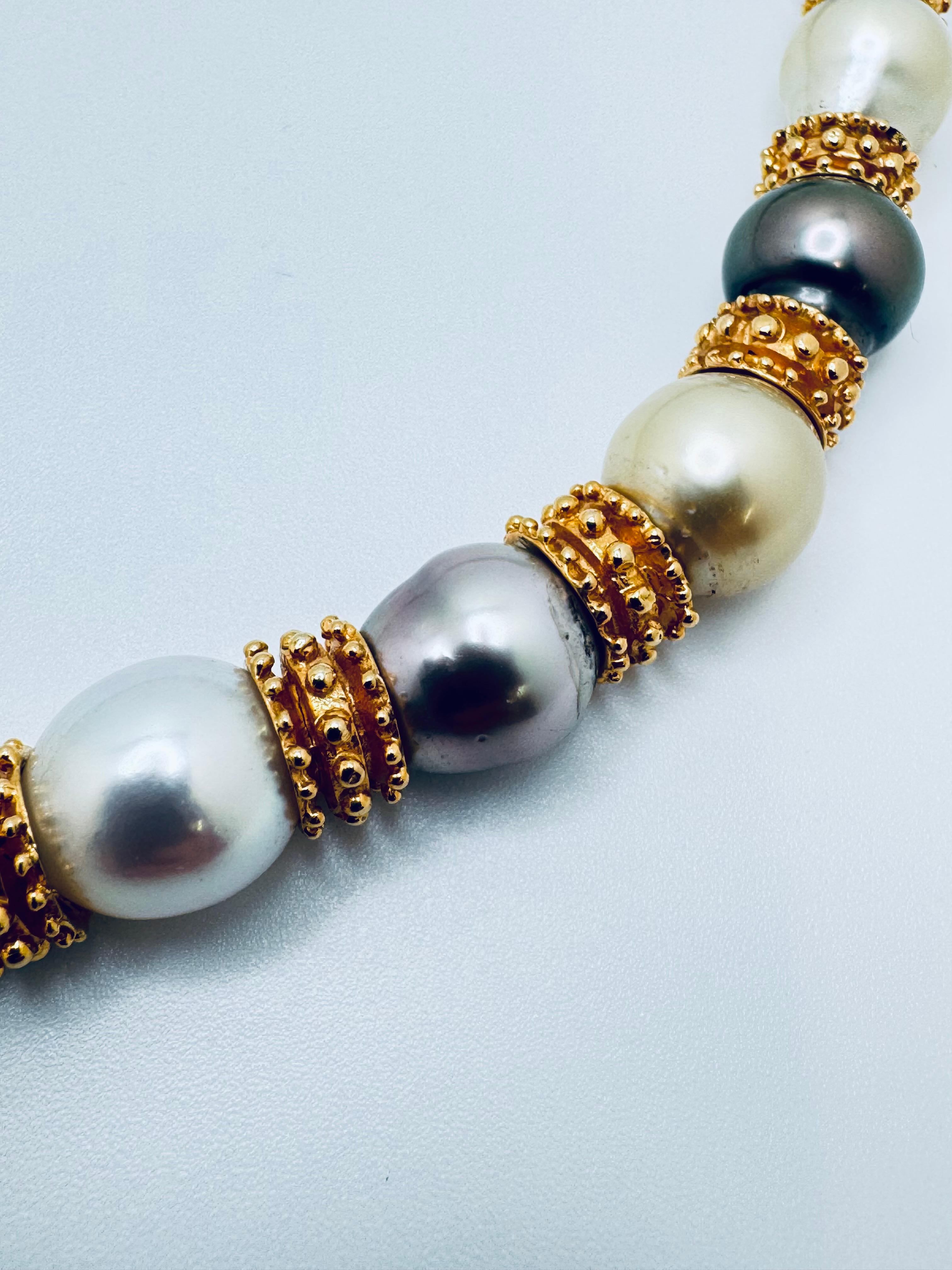 Art déco Collier de perles des mers du Sud multicolores et de diamants 18K 17.5