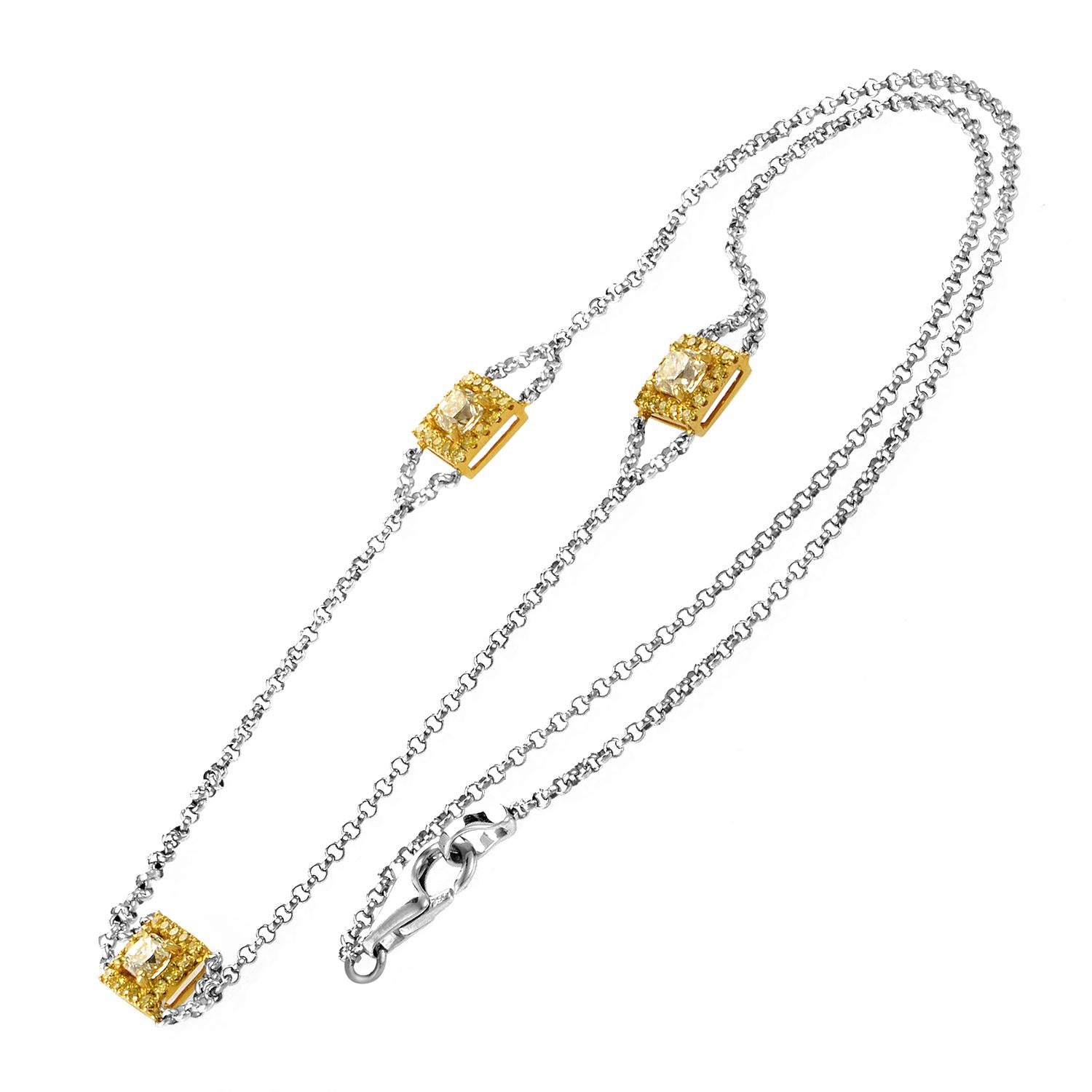 Une touche de luxe à la puissance trois. Des liens en or blanc 18 carats constituent le fil conducteur entre trois pendentifs en or jaune. Chaque petite monture encadre un éclatant diamant de 1,40 ct.
