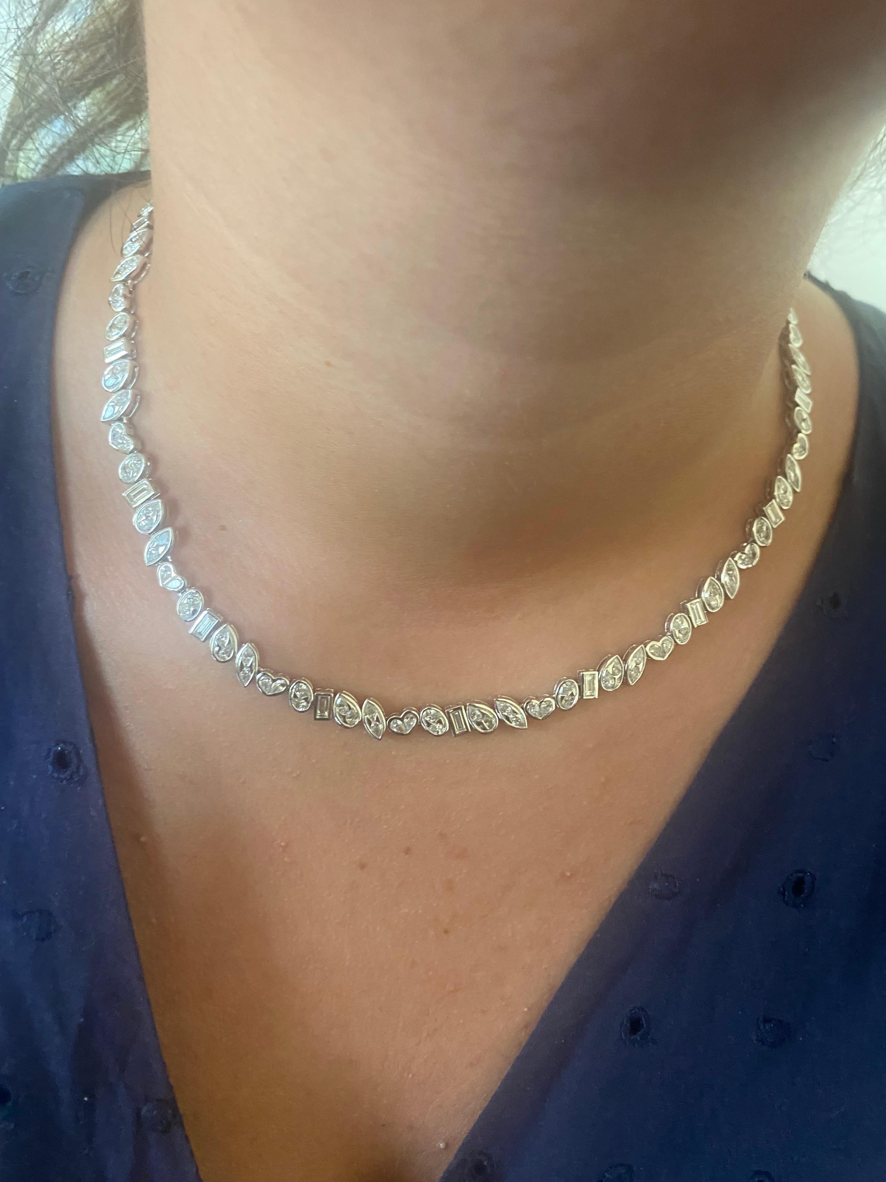 Collier de diamants multiformes en or blanc 18 carats. Le collier est serti sur tout le pourtour d'un mélange de pierres fantaisie composées de diamants en forme d'émeraude, d'ovale, de poire, de marquise et de cœur. Le collier mesure environ 16 cm