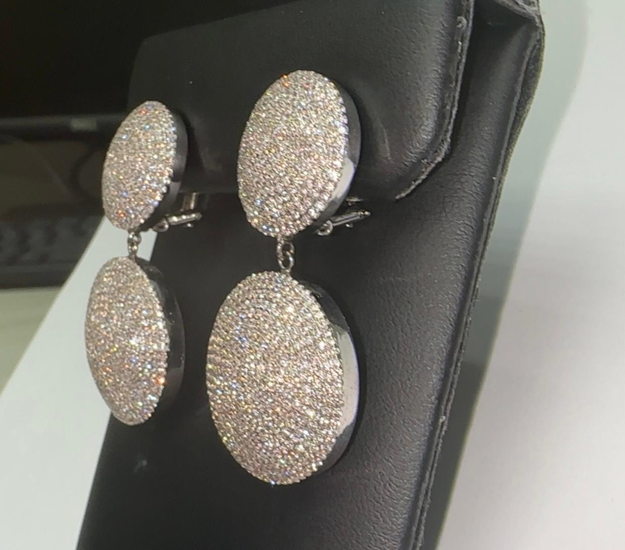 I bellissimi orecchini con diamanti in oro bianco 18 carati sono perfetti per una festa. Con questi orecchini tutti guarderanno le tue orecchie!