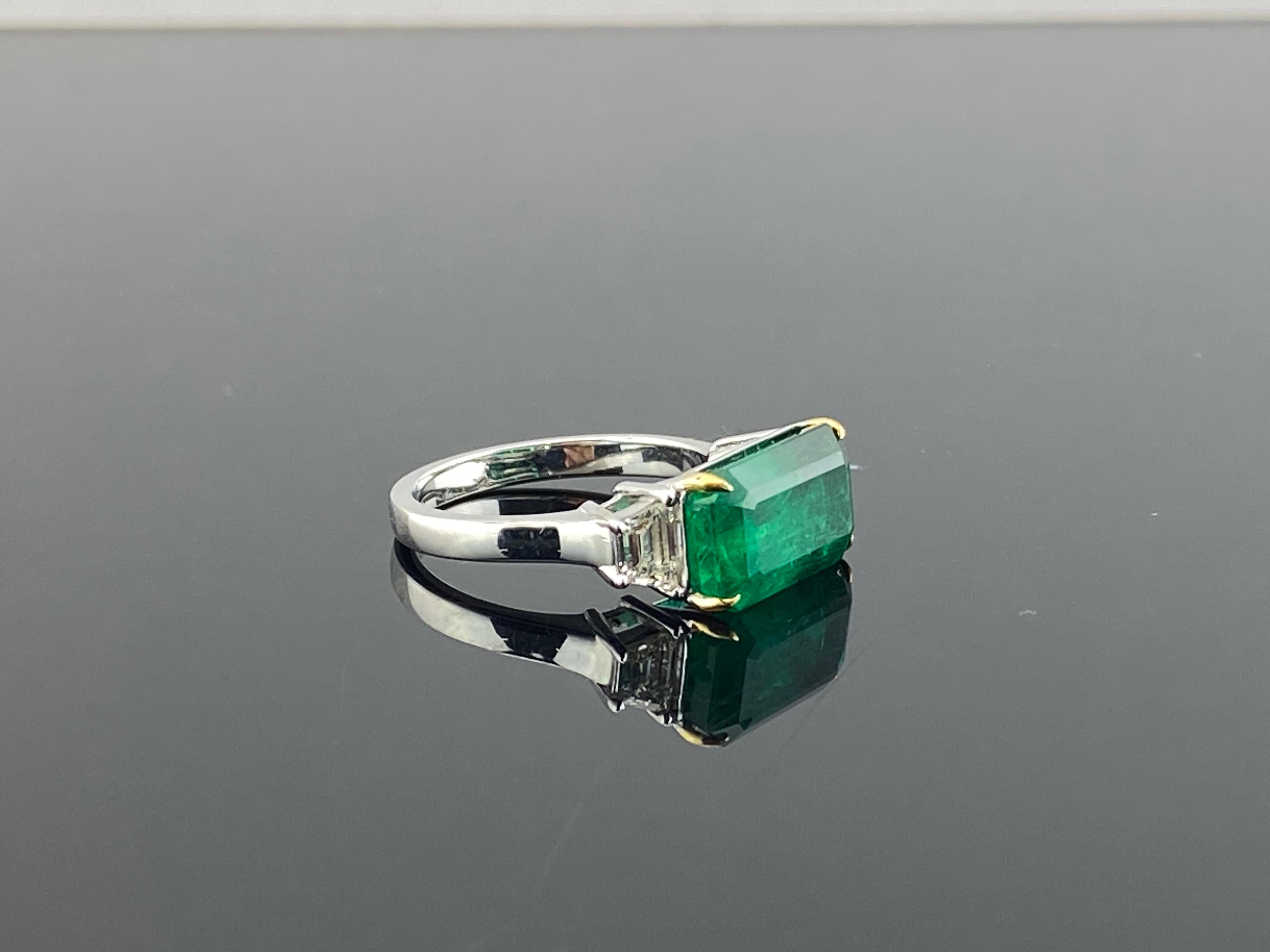 18 Karat natürlicher Smaragd-Diamant-Dreistein-Ring, perfekt als Verlobungsring (Zeitgenössisch) im Angebot