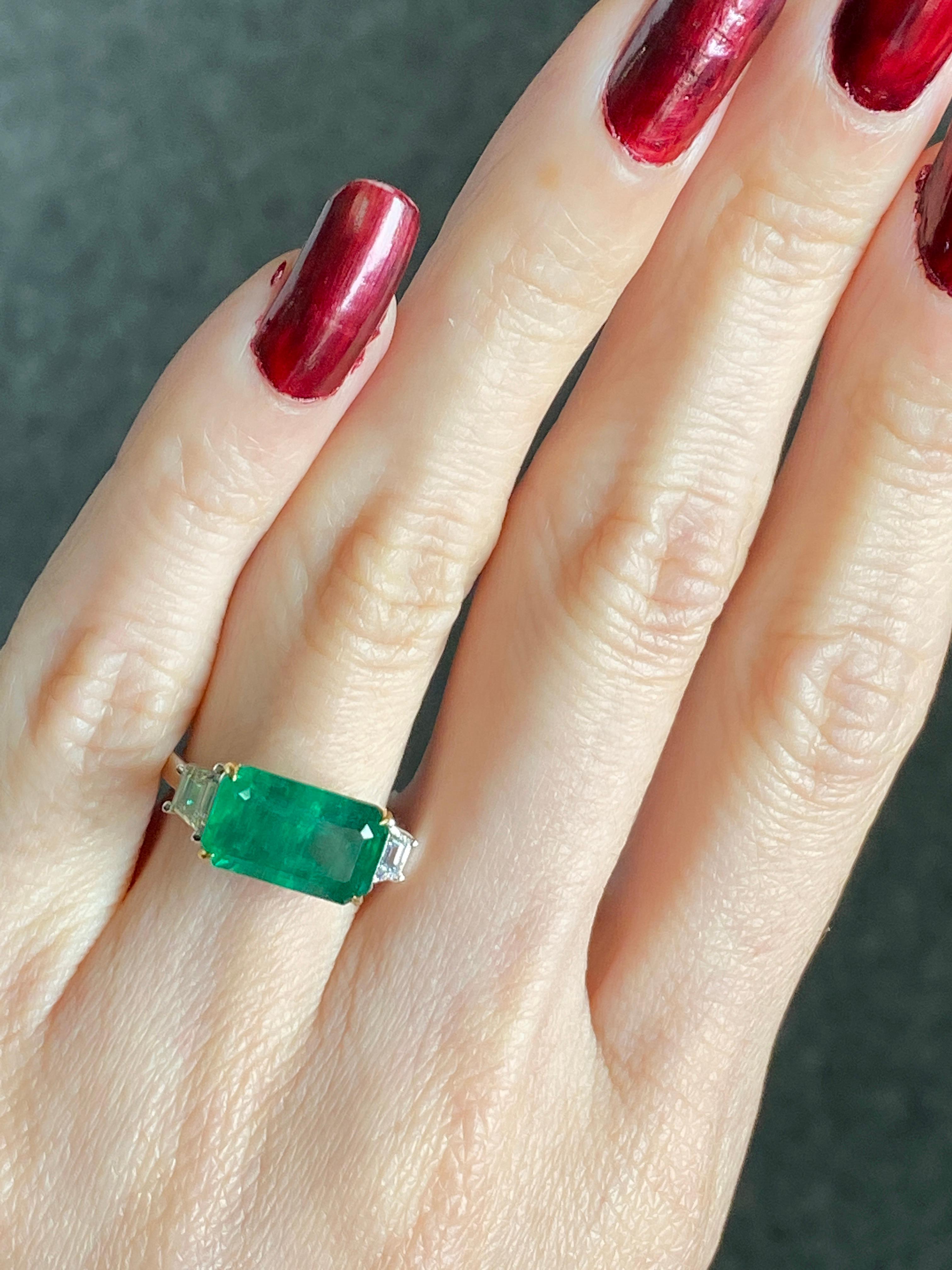 18 Karat natürlicher Smaragd-Diamant-Dreistein-Ring, perfekt als Verlobungsring (Achteckschliff) im Angebot