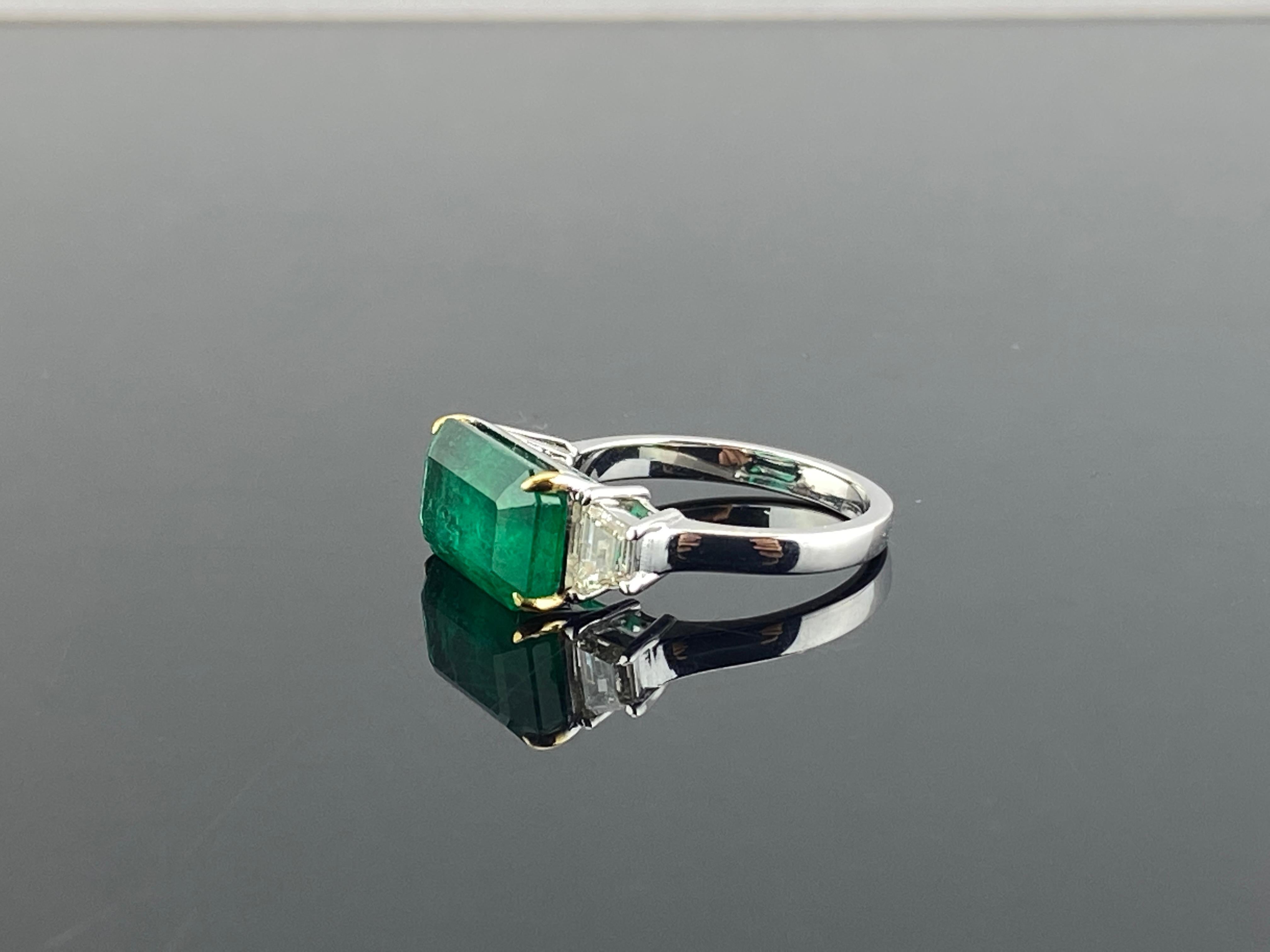 18 Karat natürlicher Smaragd-Diamant-Dreistein-Ring, perfekt als Verlobungsring im Zustand „Neu“ im Angebot in Bangkok, Thailand
