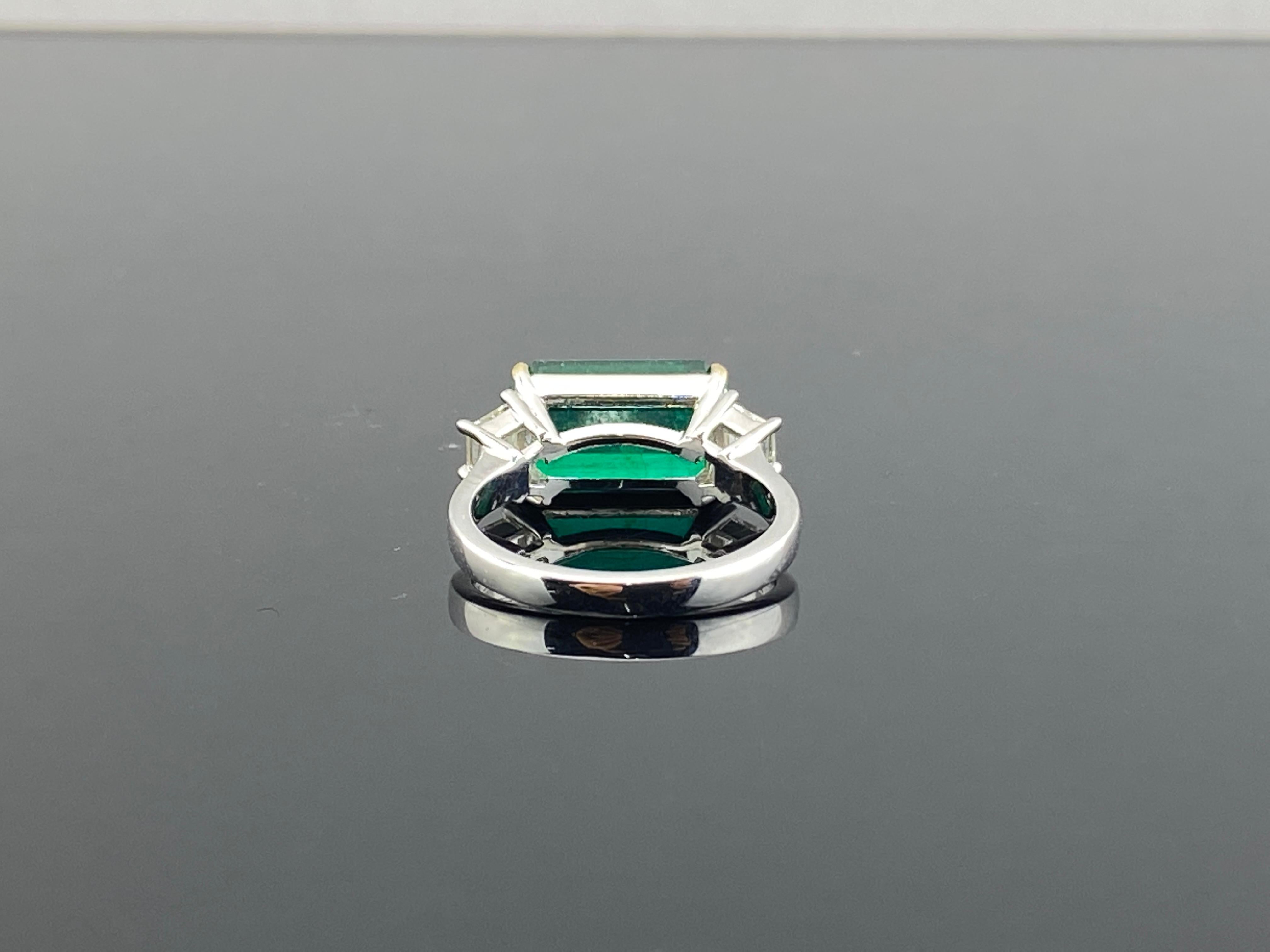 18k Natural Emerald Diamond Three Stone Ring, Perfect as Engagement Ring In New Condition For Sale In Bangkok, Thailand