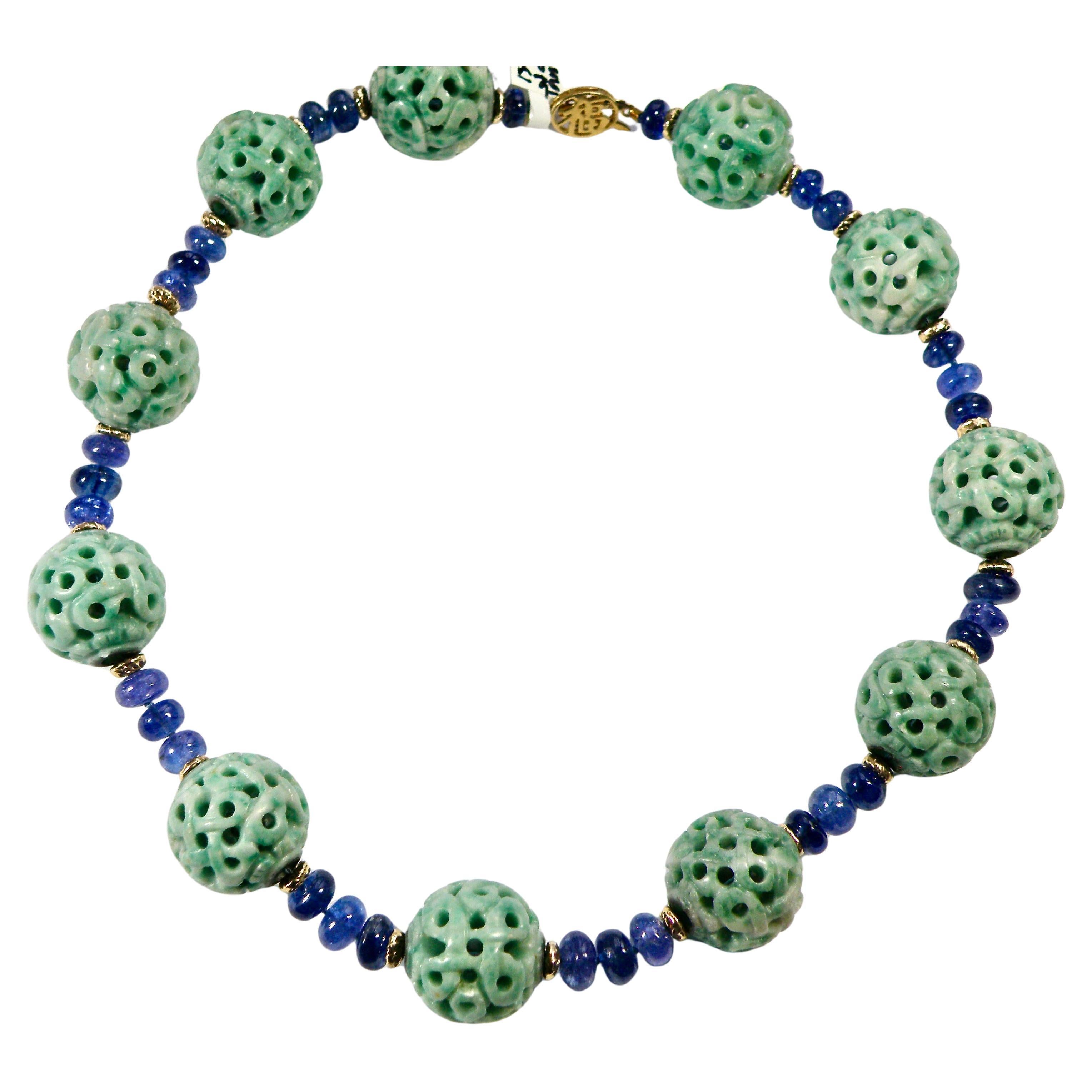 18k Halskette, geschnitzte Jadekugeln mit Tansanit im Angebot