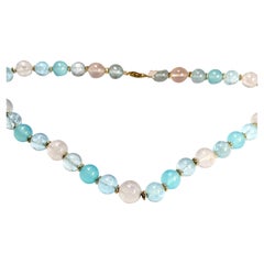 18-karätige Halskette mit goldenen Abstandshaltern und verschiedenfarbigem Chalzedon, rosa und aquamarin