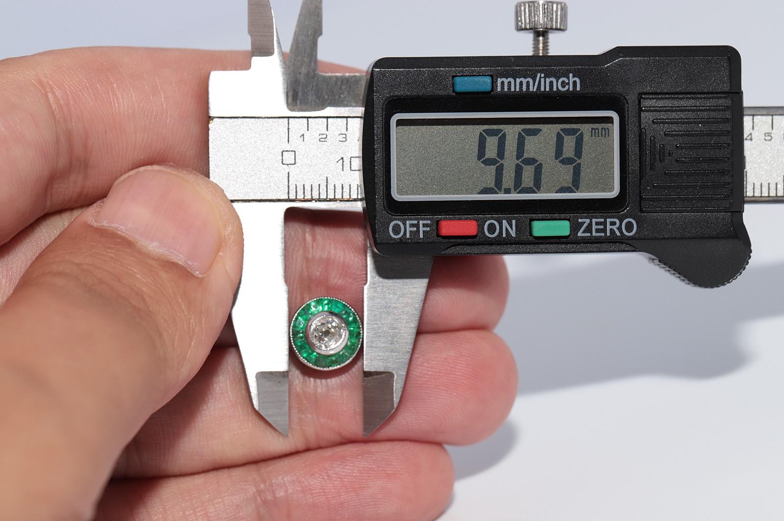 18k Boucle d'oreille décorée de diamants naturels et d'émeraudes de calibre New Made en vente 4