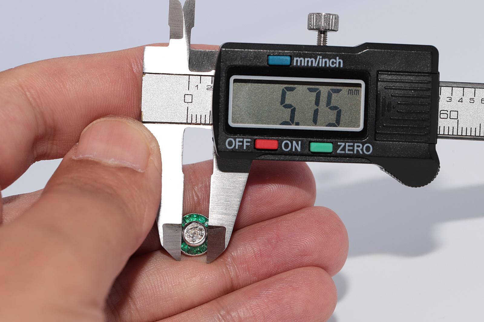 18k Boucle d'oreille décorée de diamants naturels et d'émeraudes de calibre New Made en vente 5