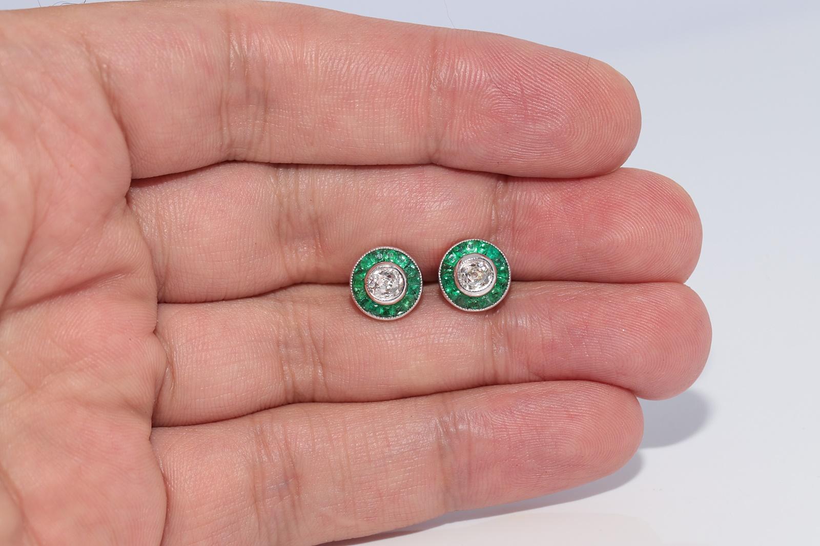 18k Boucle d'oreille décorée de diamants naturels et d'émeraudes de calibre New Made en vente 6