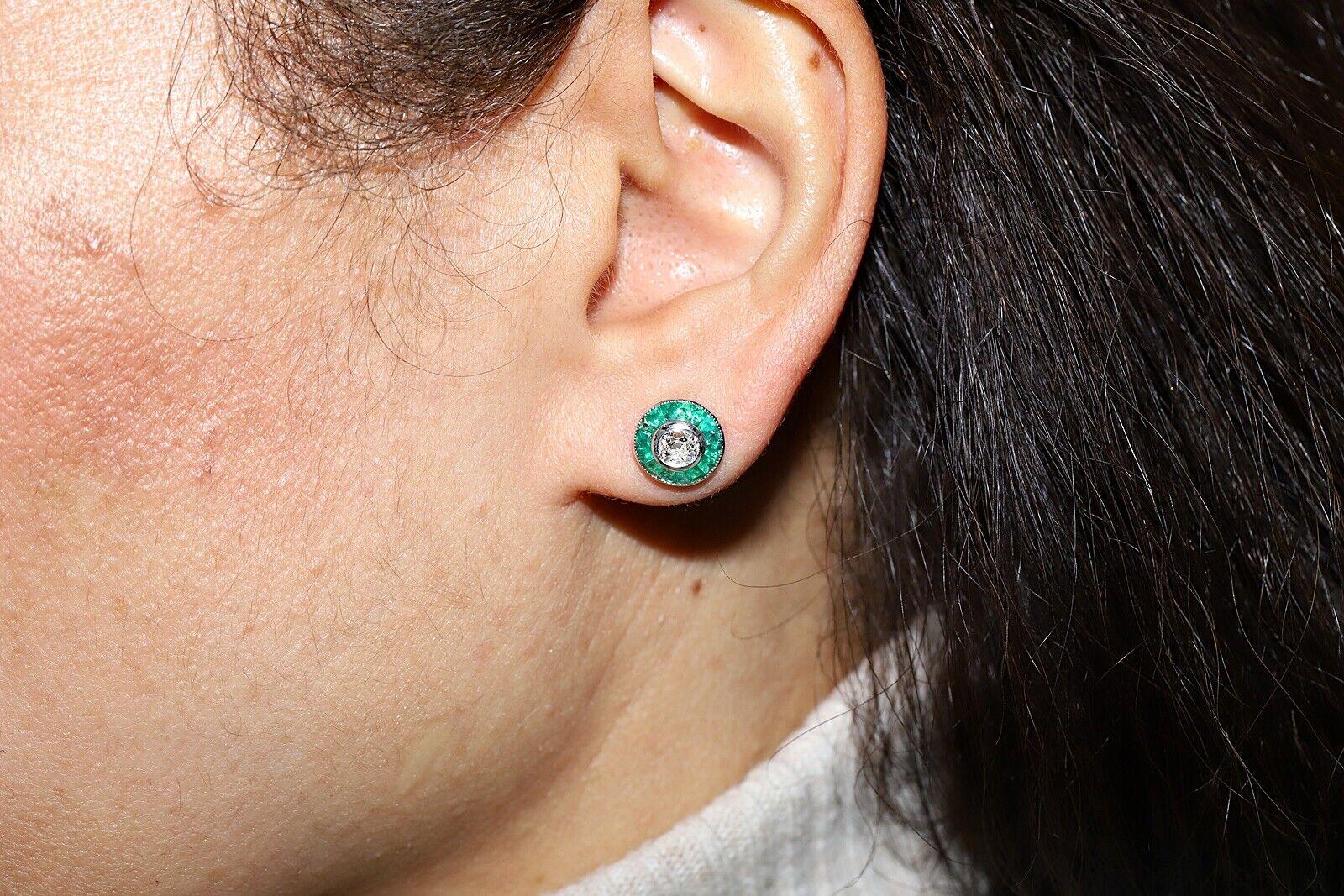 En très bon état.
Le poids total est de 3.1 grammes.
Totally est un diamant  0,70 carat.
Le diamant est a  G couleur et vs-s1.
Totalement en calibre émeraude de 2,16 carats.
N'hésitez pas à nous contacter pour toute question.