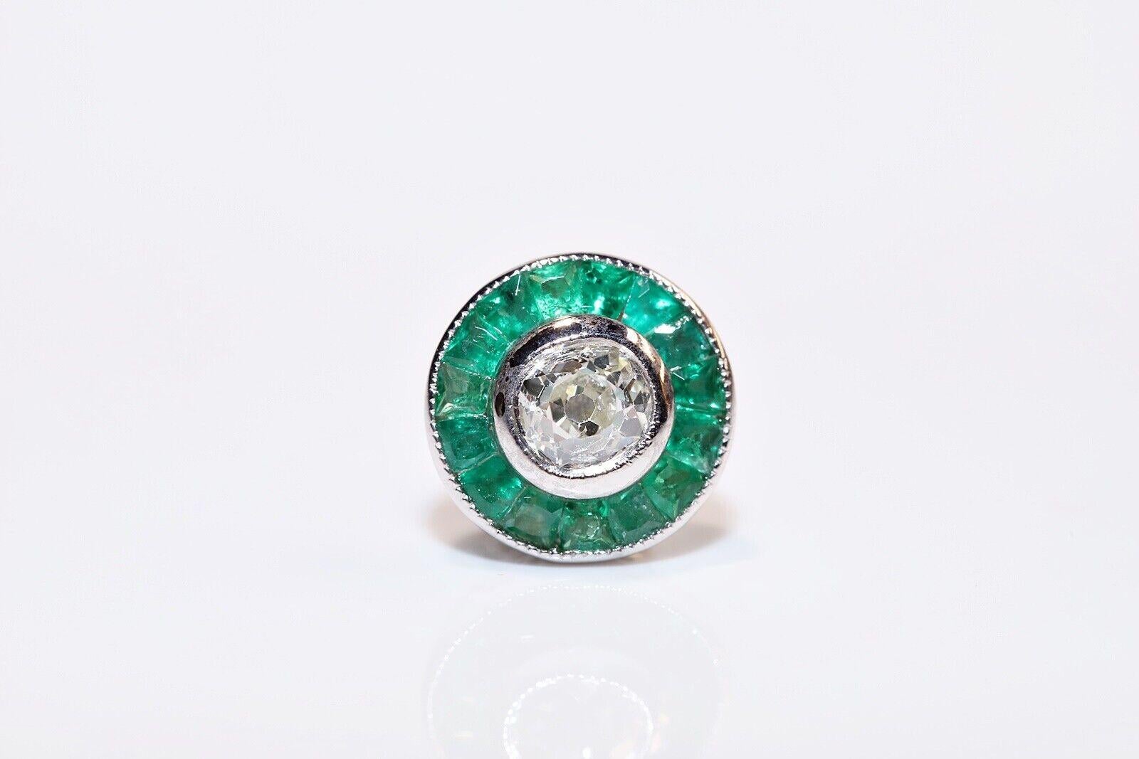 Moderne 18k Boucle d'oreille décorée de diamants naturels et d'émeraudes de calibre New Made en vente