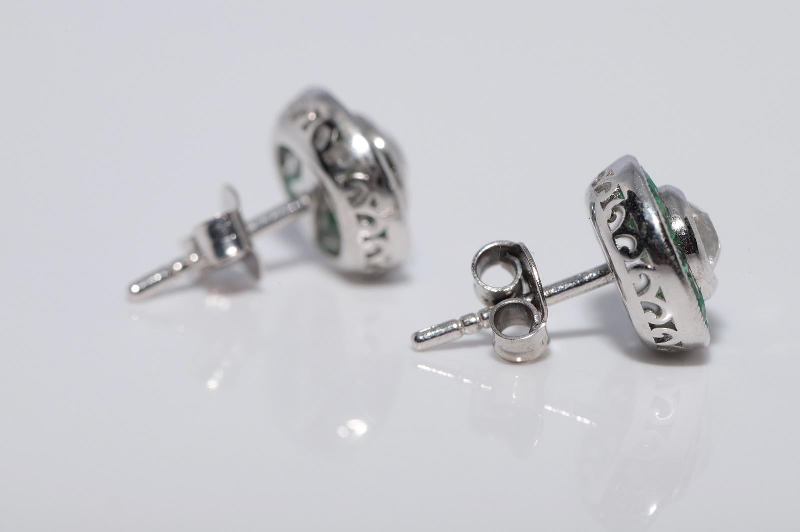 18k Boucle d'oreille décorée de diamants naturels et d'émeraudes de calibre New Made en vente 1