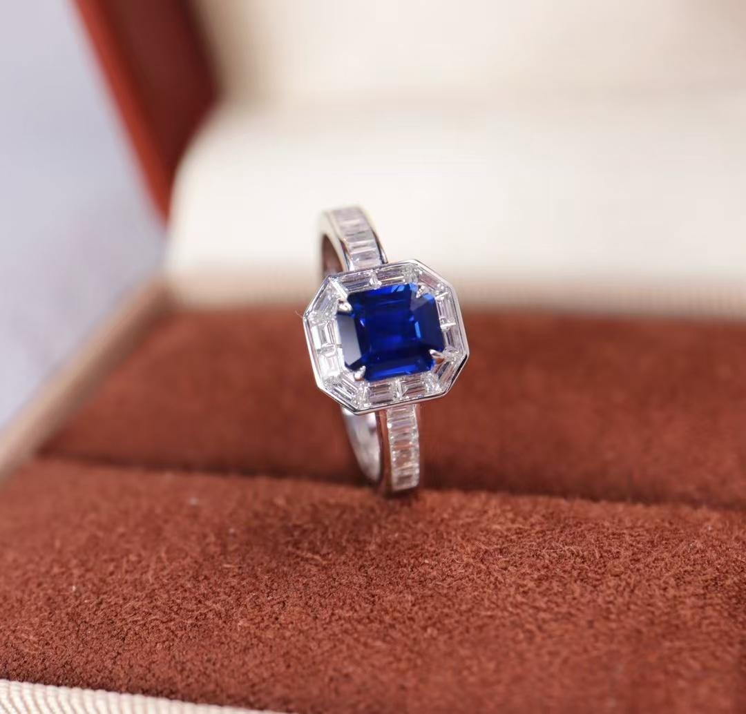 Modern 1.09 Carat Non-Heated Vivid Blue Sapphire Diamond Cocktail Ring For Sale