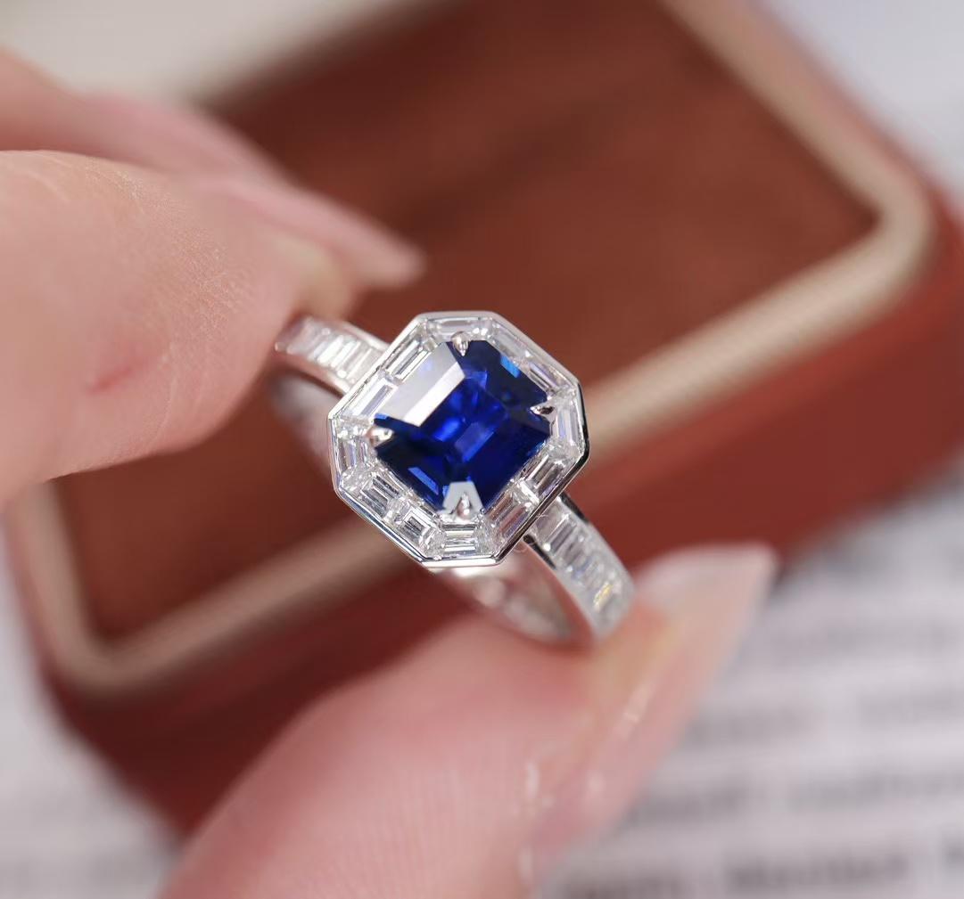 1.09 Carat Non-Heated Vivid Blue Sapphire Diamond Cocktail Ring In New Condition For Sale In Kowloon, HK