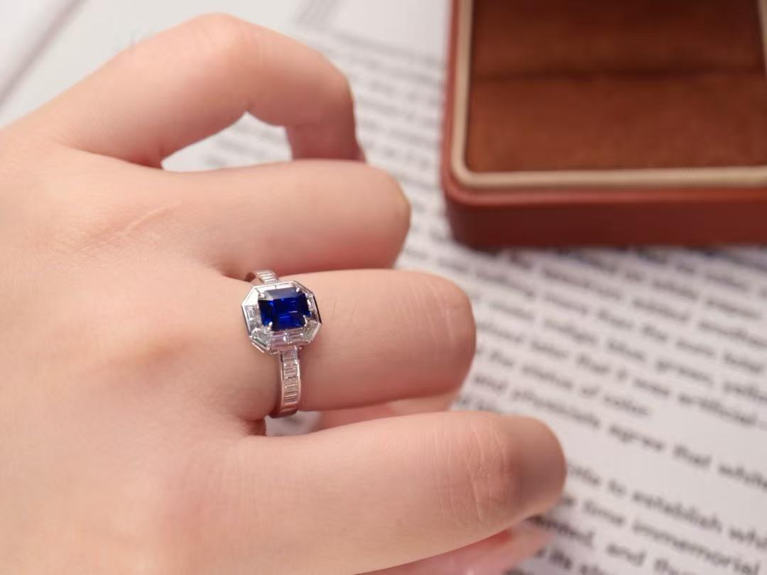 Women's or Men's 1.09 Carat Non-Heated Vivid Blue Sapphire Diamond Cocktail Ring For Sale