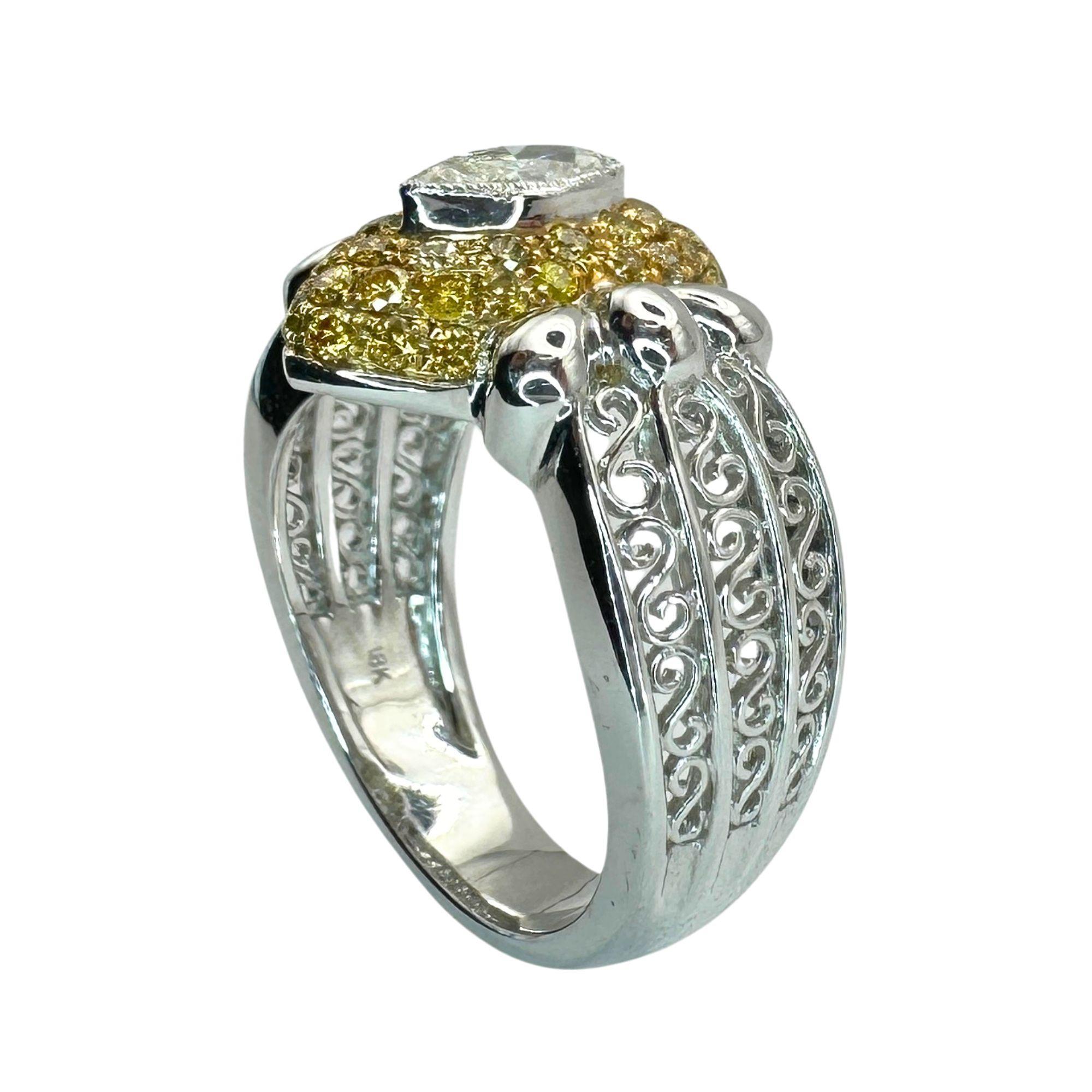 18k Nord-Süd Ring mit weißem Diamanten im Marquiseschliff und gelbem Diamanten im Angebot 3