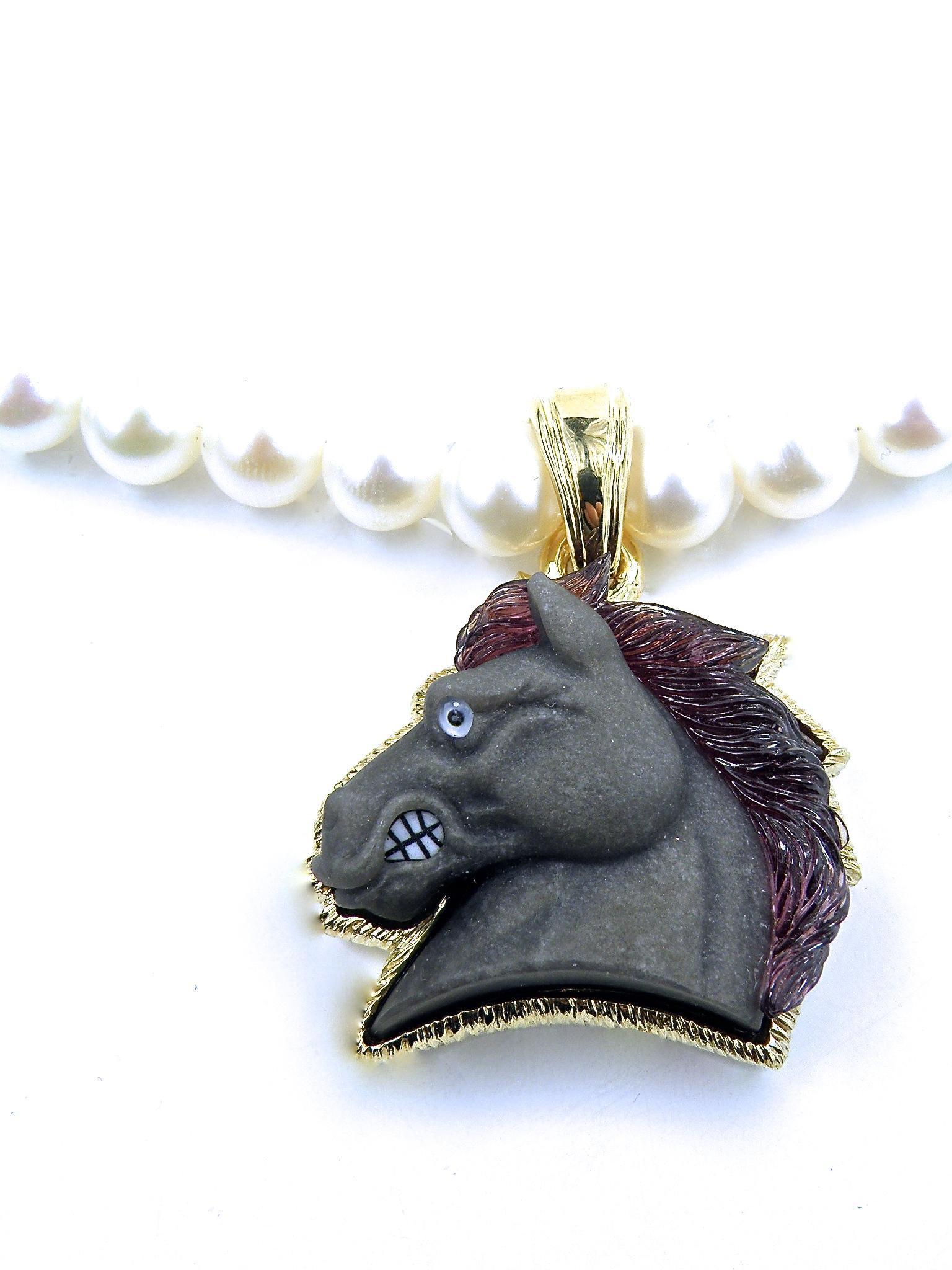 18K obsidian laughing horse pendant with carved garnet mane and white howlite teeth.
aproximatly 30mm x 32mm 