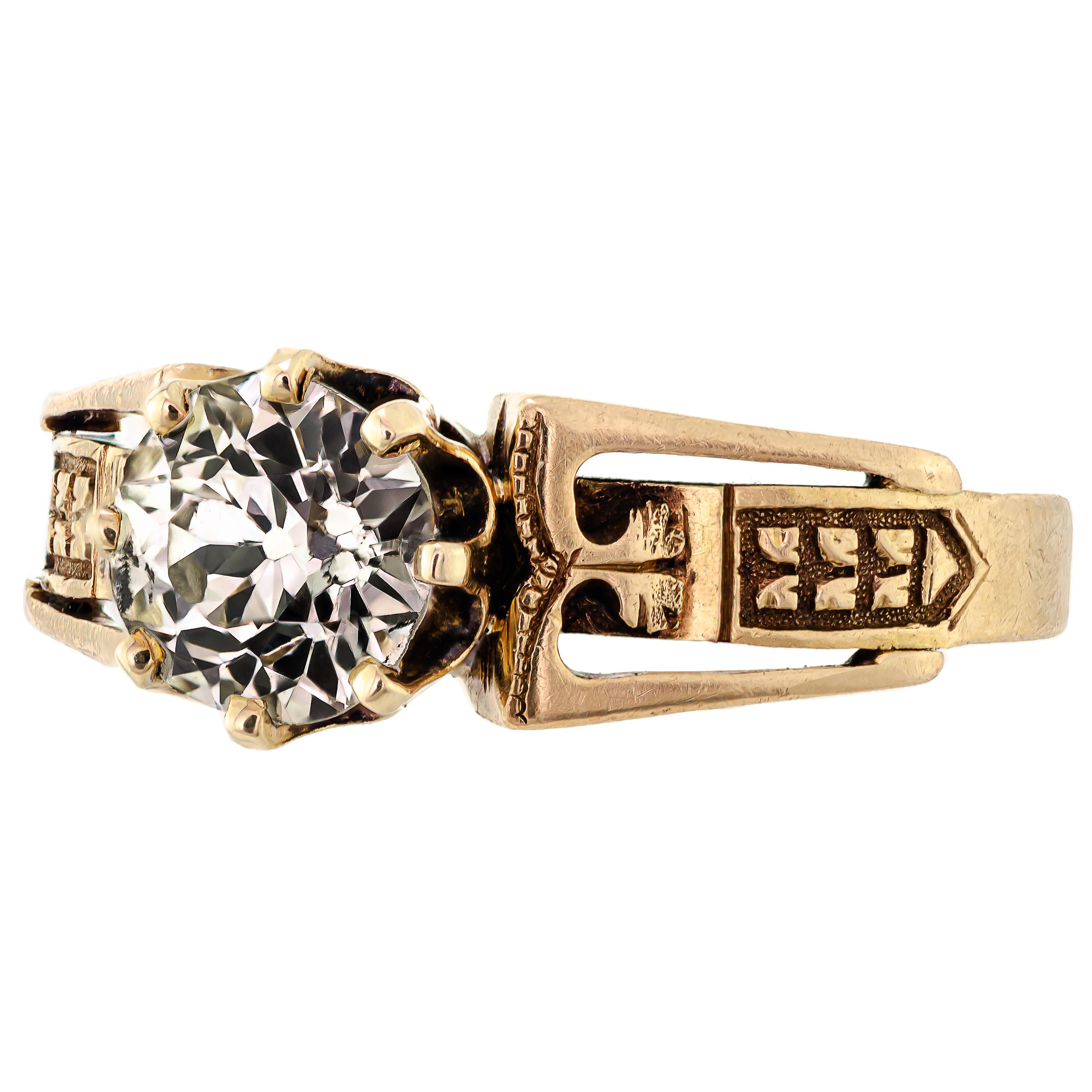Dieser entzückende viktorianische Solitär-Verlobungsring ist perfekt für Liebhaber von antikem Schmuck. Dieser Ring ist mit einem glitzernden (1) 0,87 Karat Old European Cut Diamanten in einem Acht-Zacken-Kopf gesetzt zentriert. Handgravierte