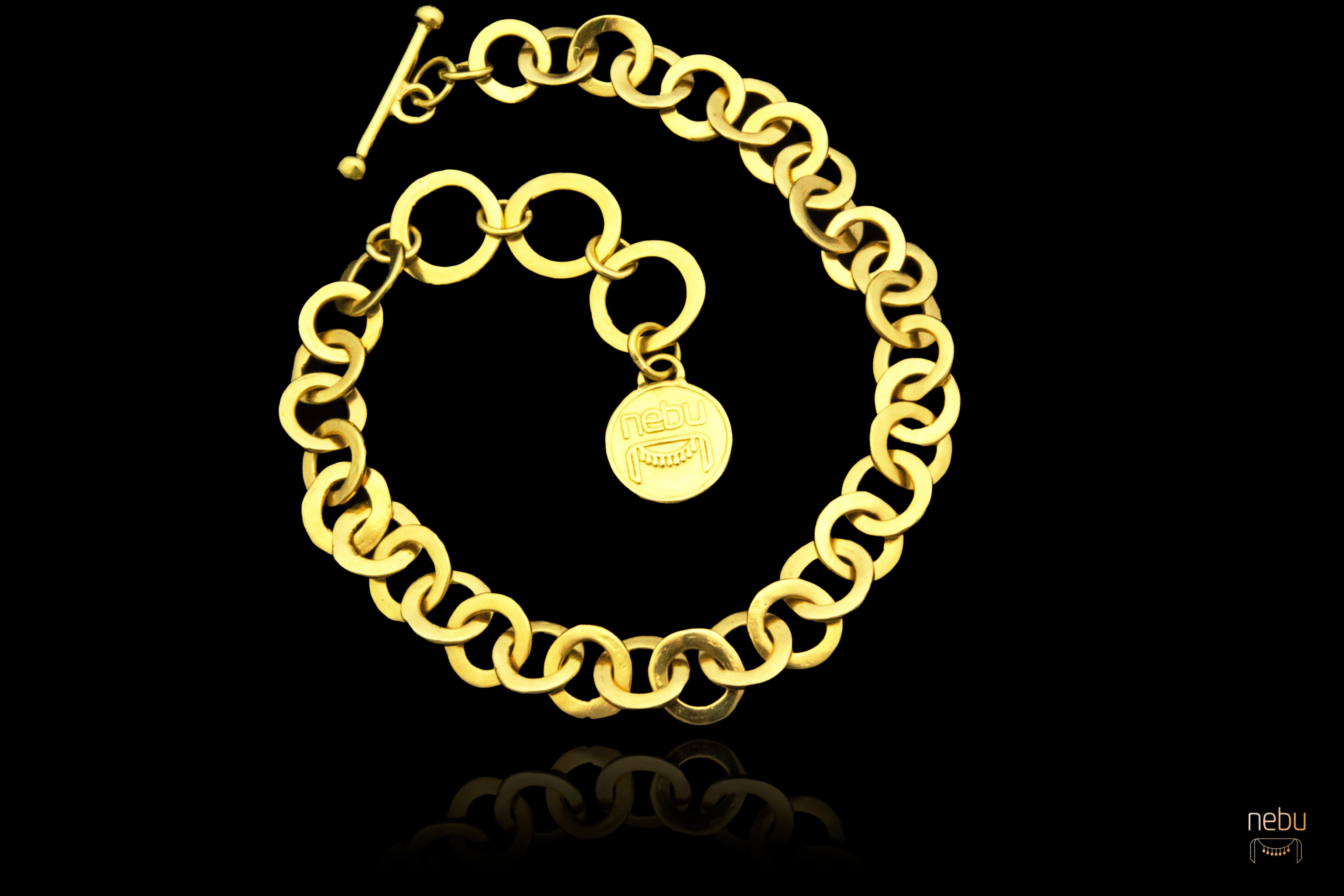 -Einzigartig.
- Verfügbar
-18K Gold
- Karabinerhaken-Verschluss
- Mit Nebu-Logo gestempelt

Jedes Glied dieses Armbands wird sorgfältig von Hand geformt und gehämmert, was ihm ein wirklich einzigartiges Aussehen verleiht. Dieses handwerkliche