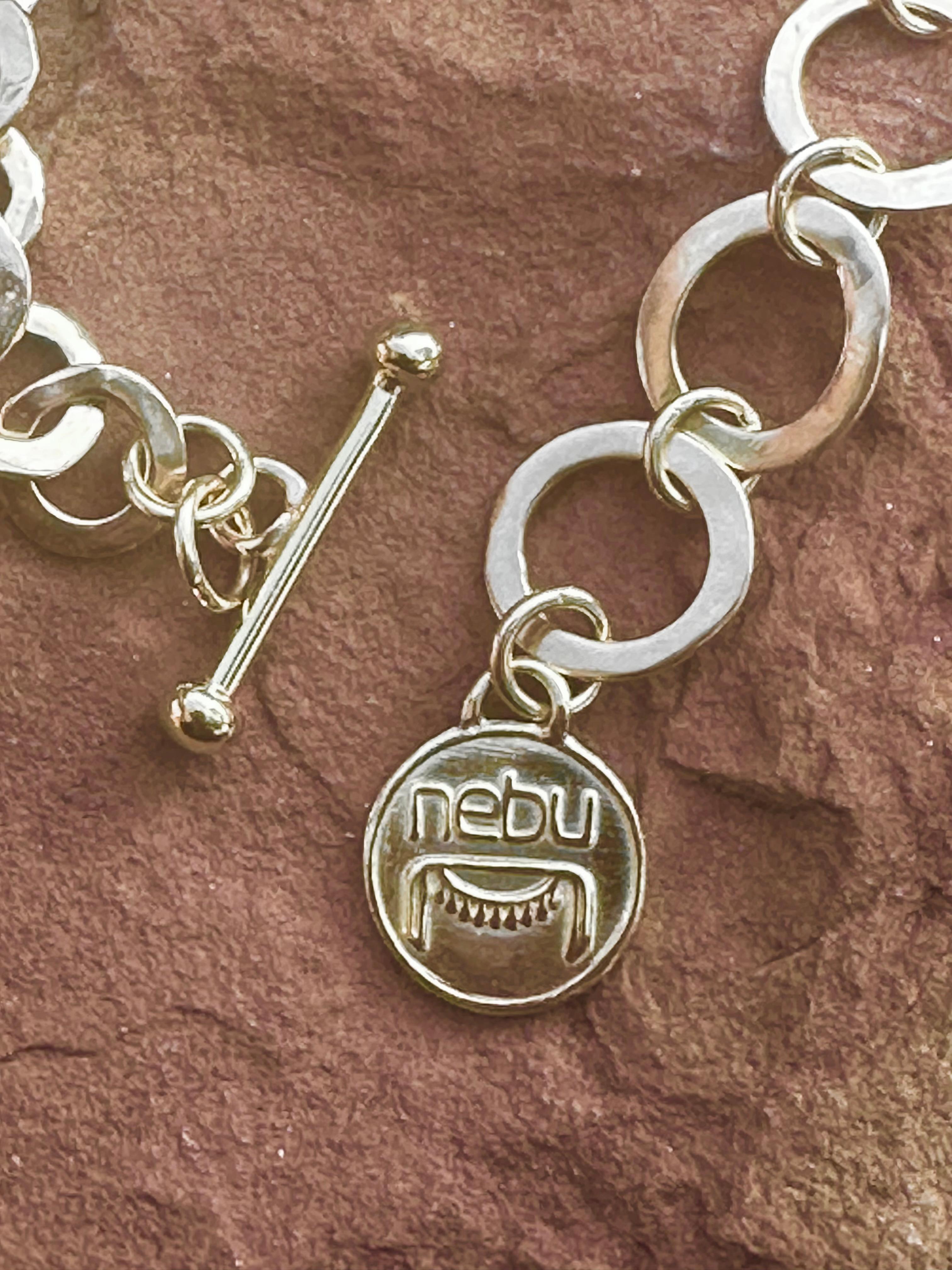 18K Einzigartiges gehämmertes Armband für Damen oder Herren im Angebot