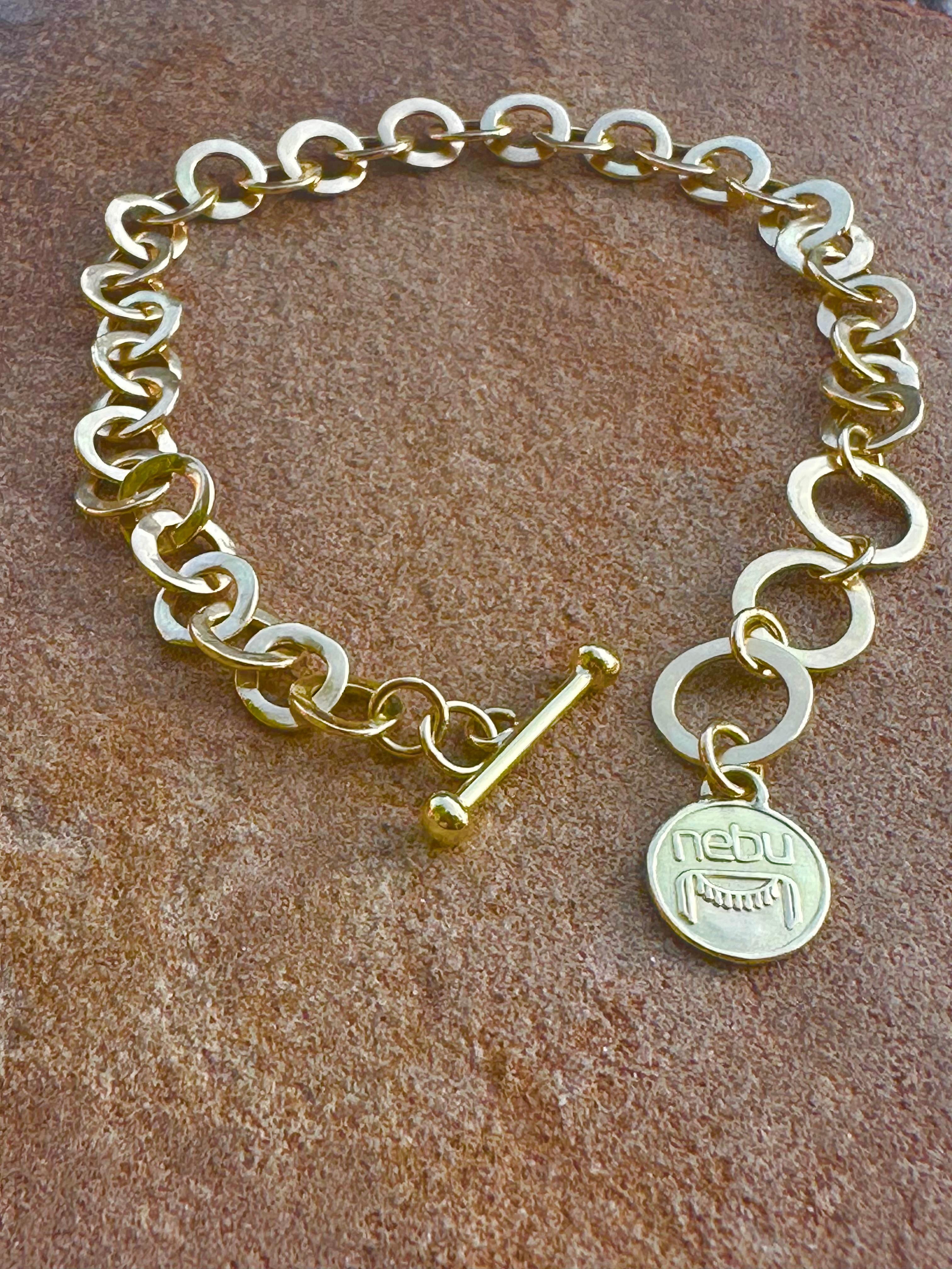 18K Einzigartiges gehämmertes Armband im Angebot 1