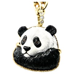 Pendentif Panda allongé en onyx 18 carats avec clous en saphir