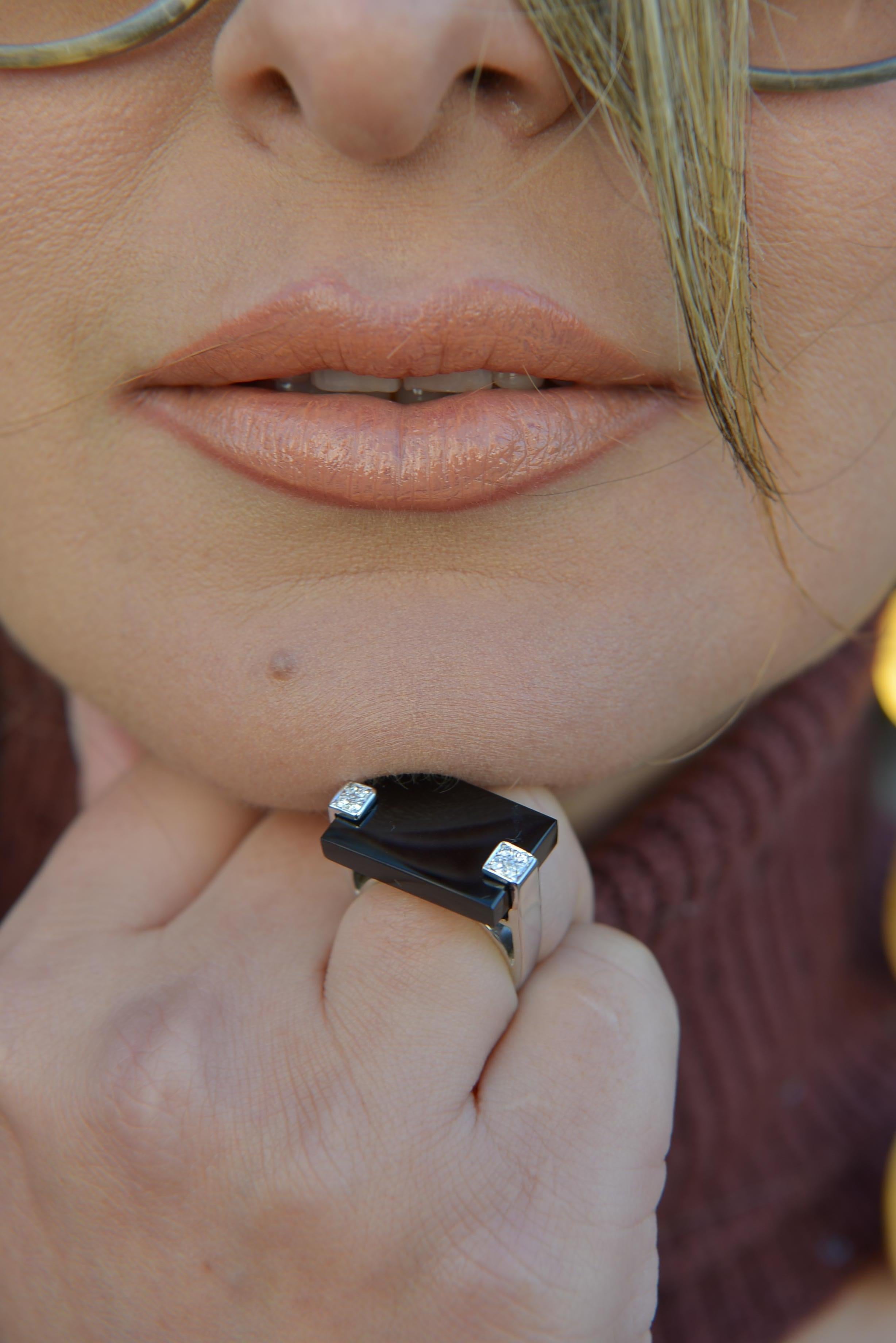 
Inspirée par l'Art déco, la géométrie, l'âge de la machine et également inspirée par les cubistes et la révolution industrielle, cette bague minimaliste vous servira pour de nombreuses occasions.

MATERIALS

-Or blanc 18 carats

-Onyx

-8 diamants