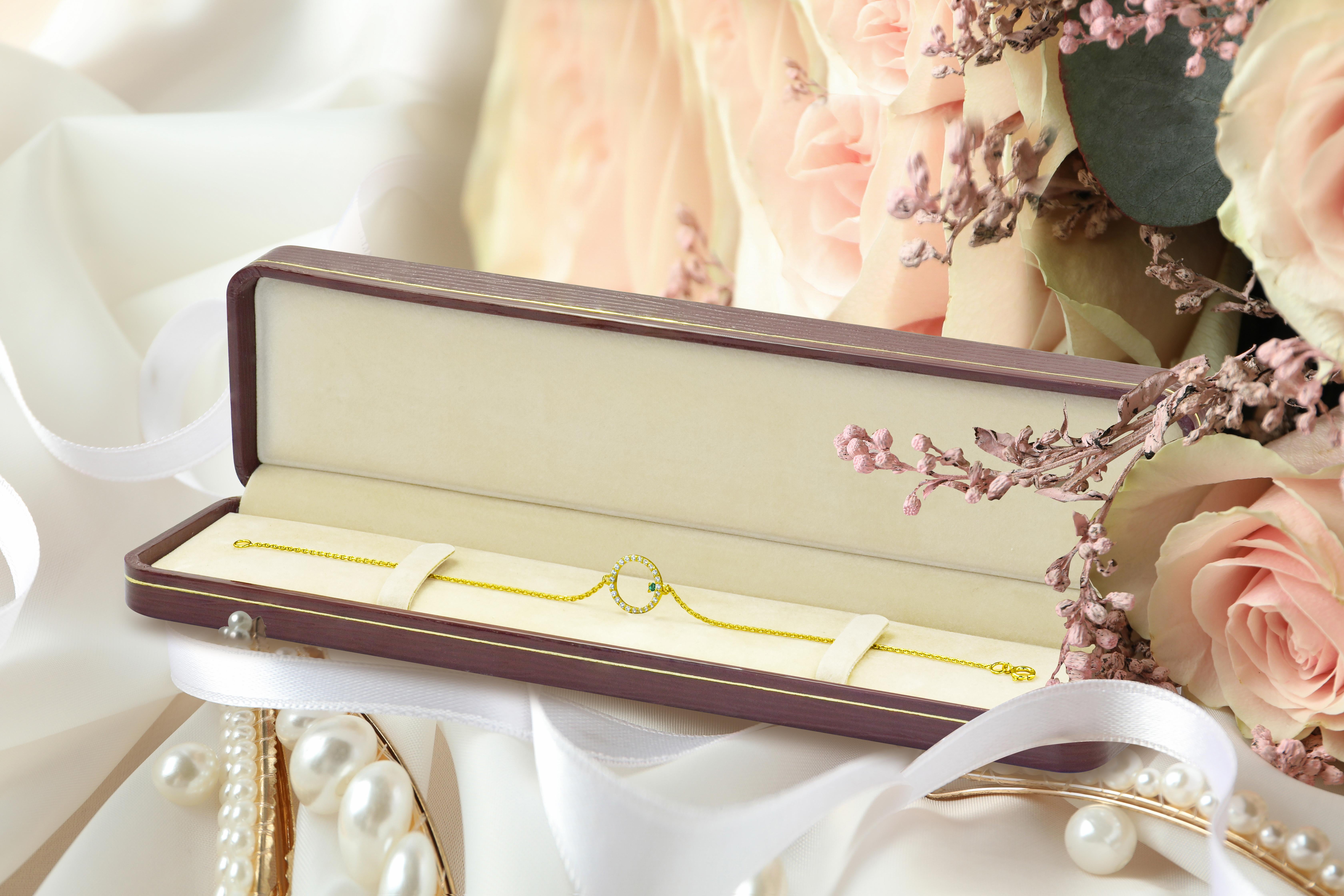 Bracciale con diamanti a cerchio aperto in oro 18K con diamante solitario Bracciale minimalista in vendita 5