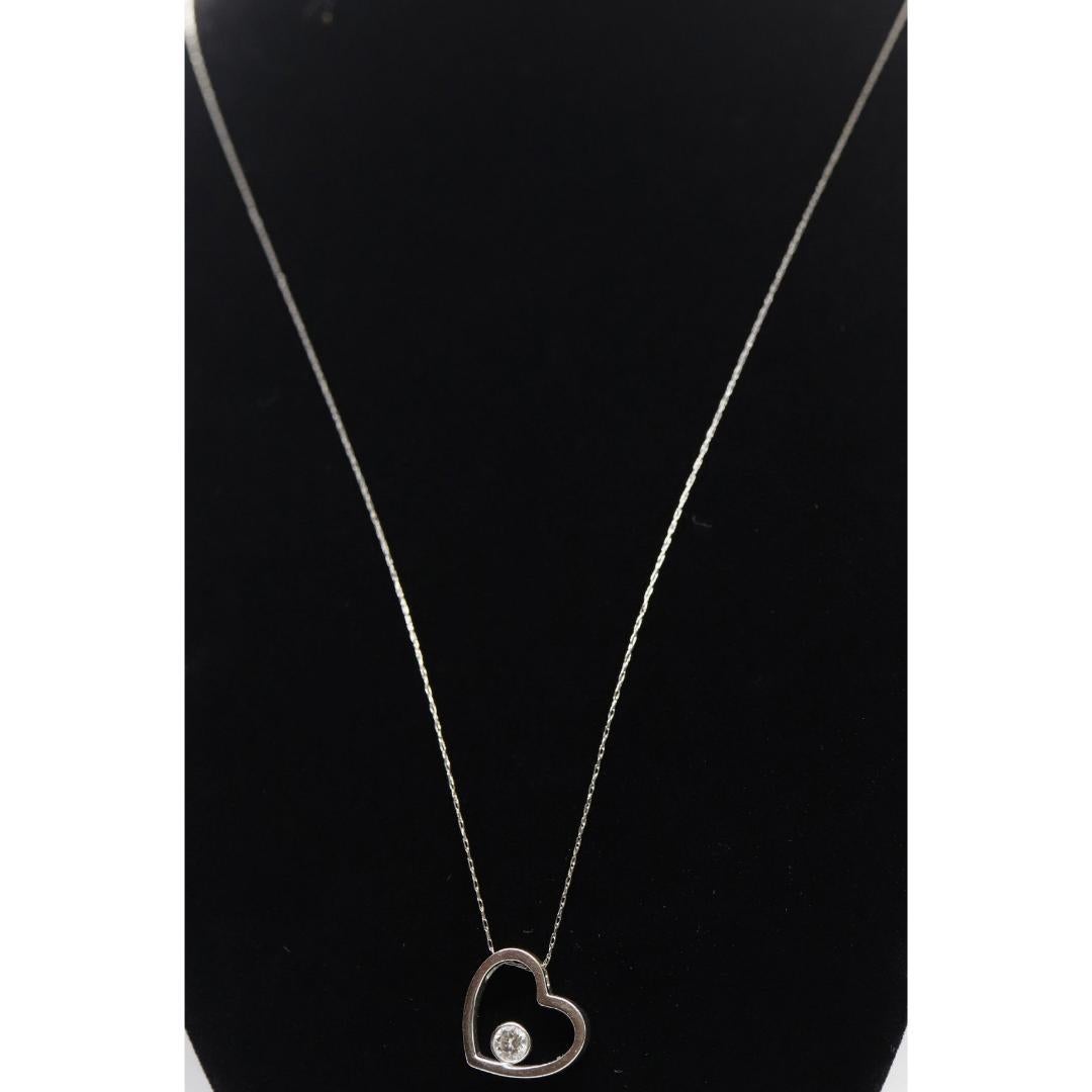Vintage
MATERIAL : Pierre
Pierre précieuse : Diamant

Largeur du pendentif : 15 millimètres ; Hauteur du pendentif : 13 millimètres ; Longueur du collier : 20 pouces

Spectaculaire pendentif en forme de cœur ouvert 18k. Solitaire en diamant serti à