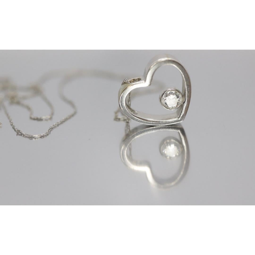 Taille ronde Pendentif 18k Open Heart 0.21ct Diamond Solitaire. Collier fin 14k 20in. Lunette en vente