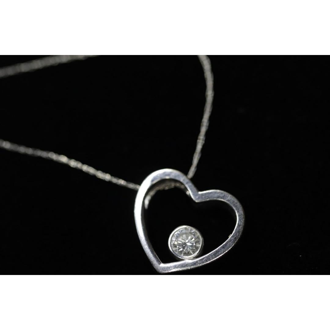 Pendentif 18k Open Heart 0.21ct Diamond Solitaire. Collier fin 14k 20in. Lunette Pour femmes en vente