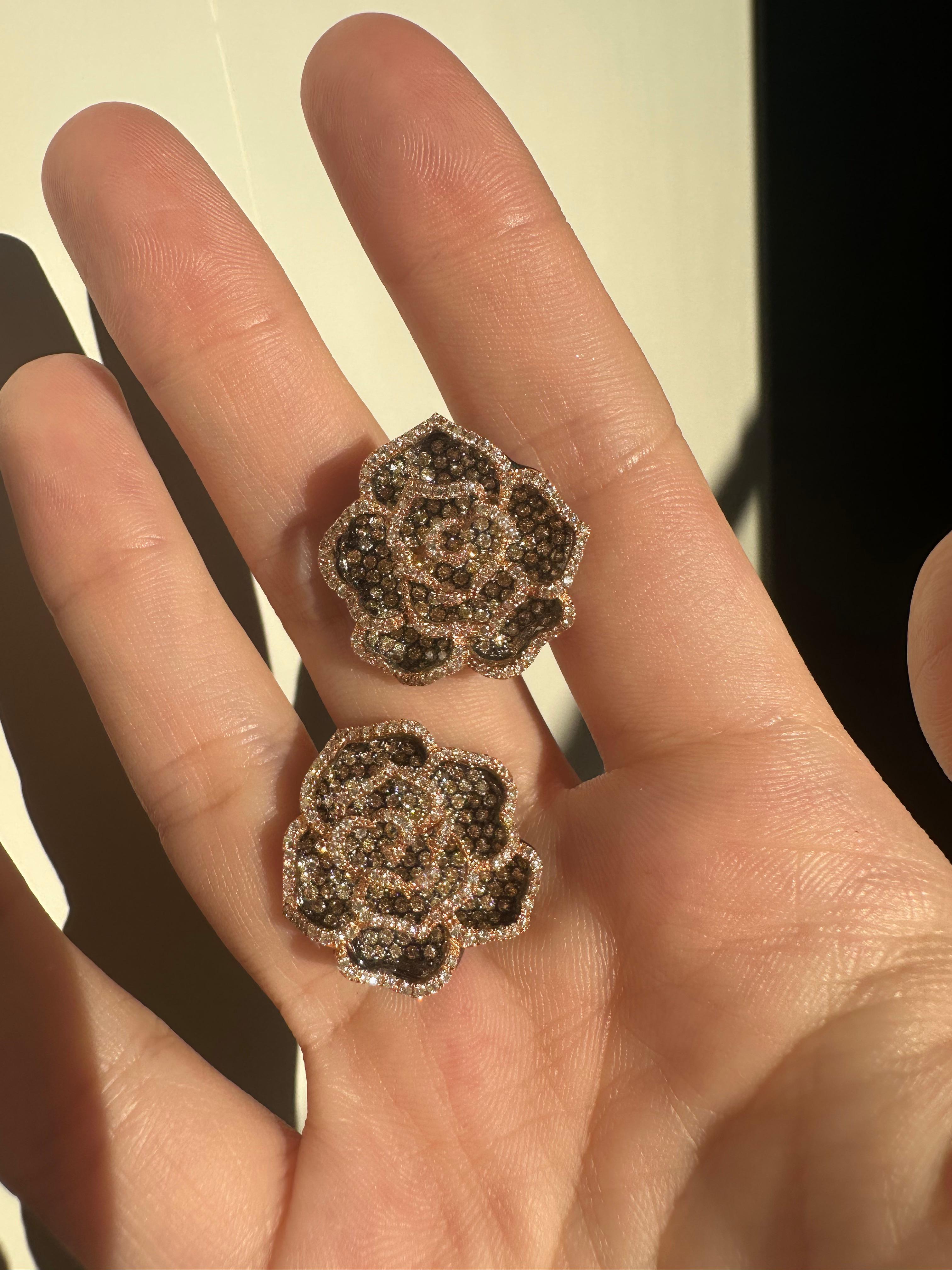 Enchanting 18k Orange and White Diamond Flower Earrings, Weighing 14.03 grams and 0.80 inches in length.

18K Orange and White Diamond Flower Earrings
Condition: In good condition with some minor surface wear consistent with age.
Measurements: 0.80