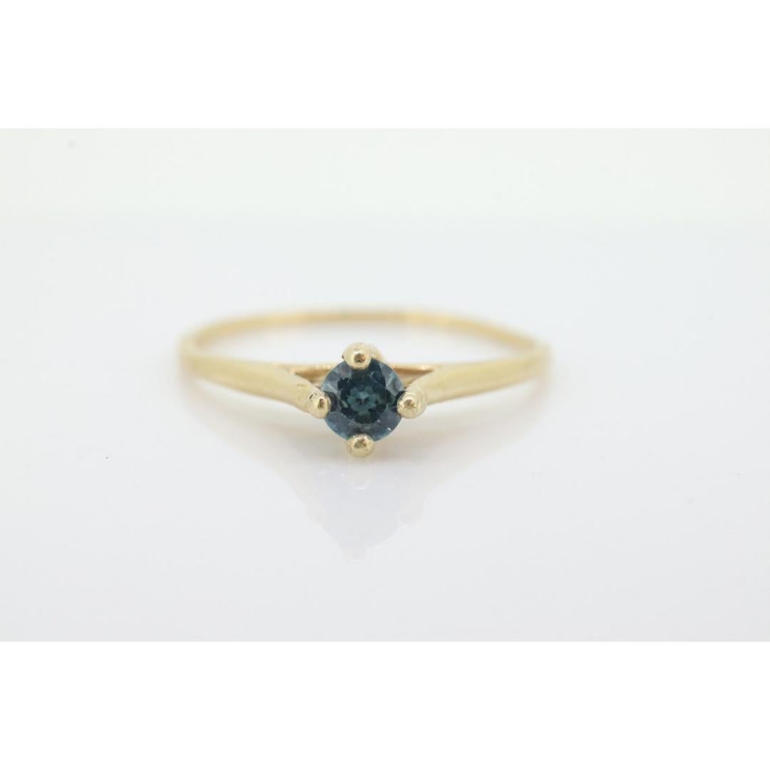 Vintage from the 1920s
Size: 8 US
Materials: Gold
Gemstone: Topaz

Band Color: Gold

Beautiful Antique Blue Topaz Solitaire Ring. Marked Orange Blossom. 18k White Gold

Condition: Shows signs of wear. Tests as High 18k Gold. Has some tarnish. Orange