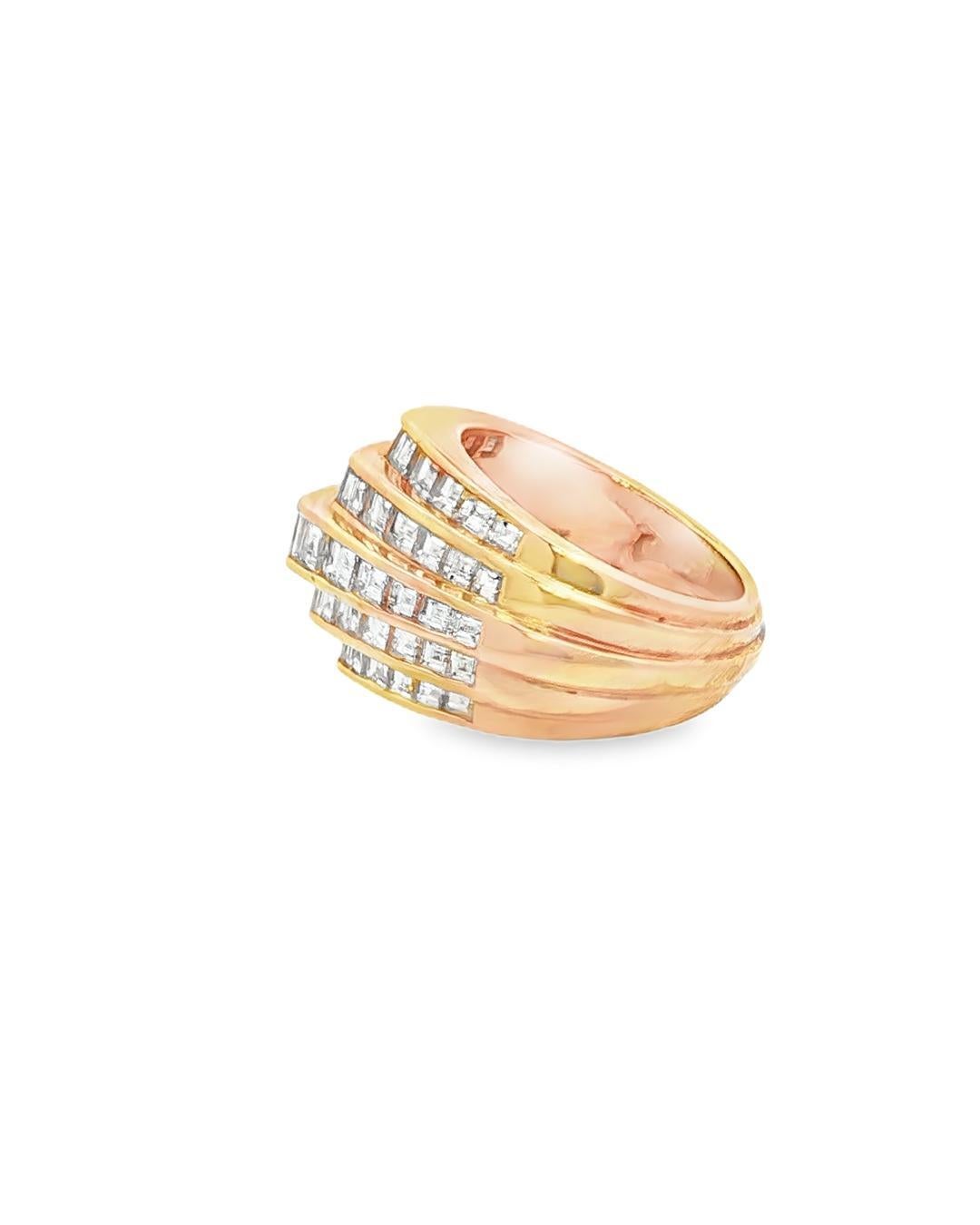 Une déclaration de luxe raffiné. Cette bague Oscar Heyman est destinée aux personnes qui apprécient l'art de l'opulence subtile.

Fabriquée en or jaune 18k, la bague présente quatre rangées de diamants blancs de taille carrée méticuleusement sertis.