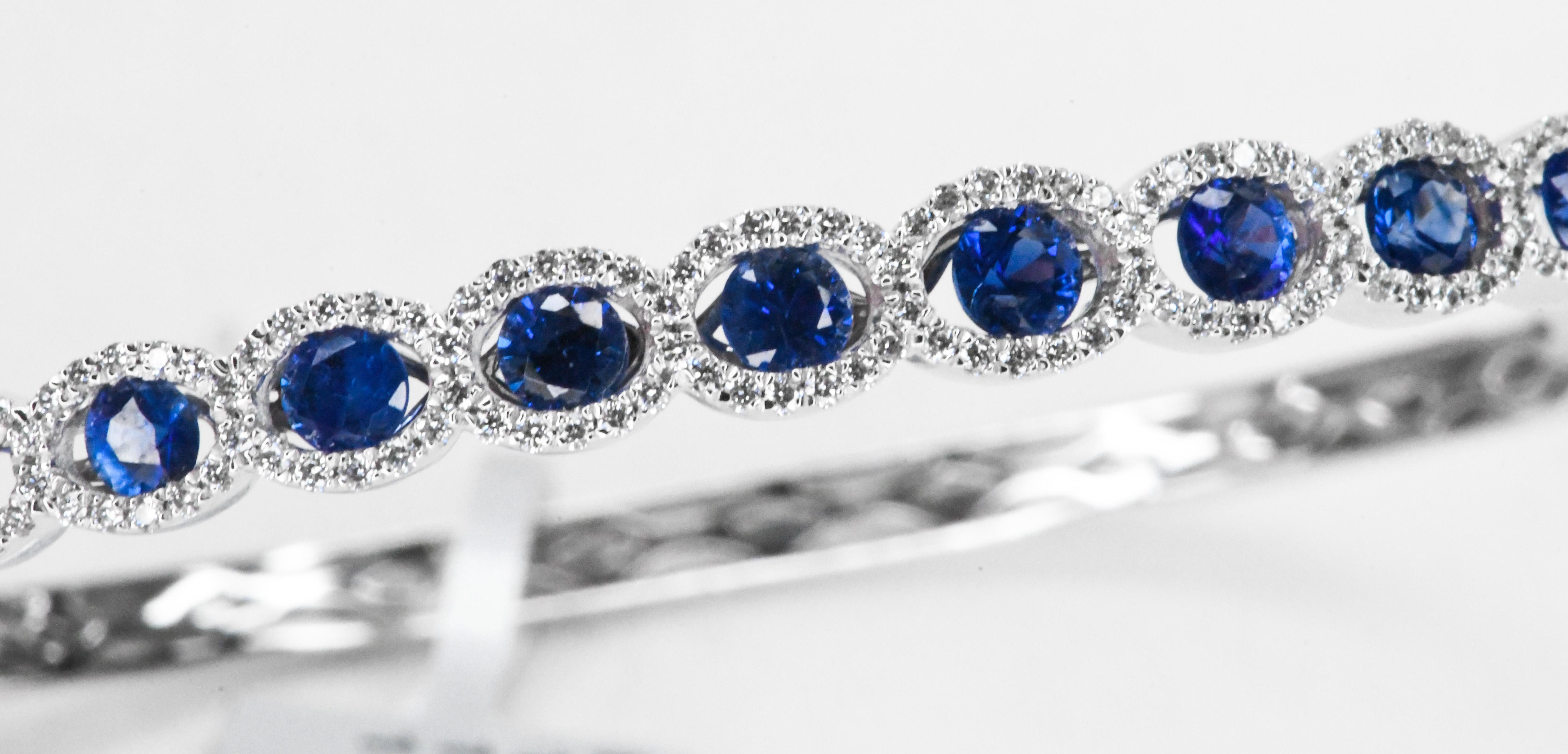 18 Karat Oval Blue Sapphires and Diamonds Bangle Bracelet 3