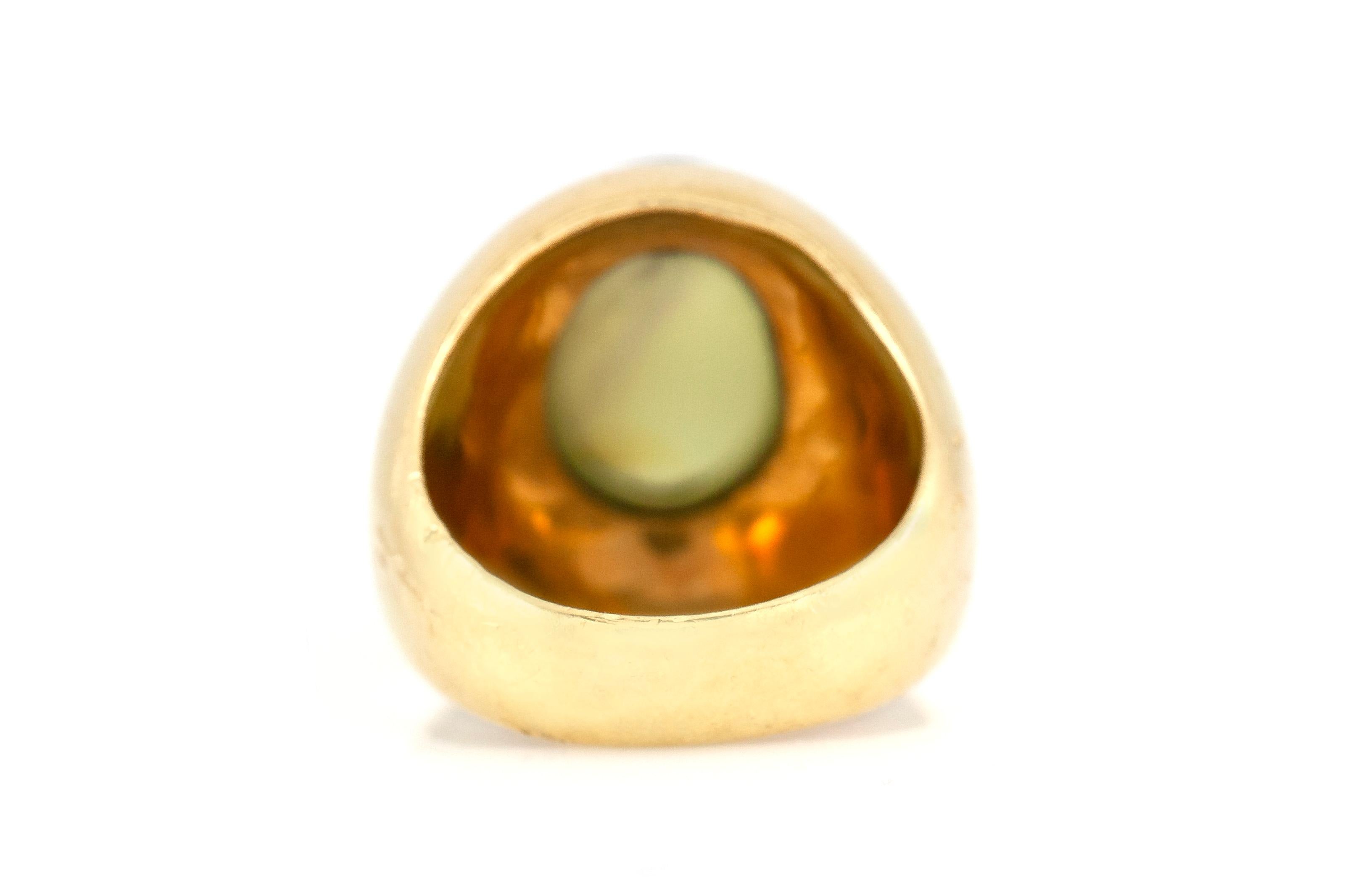 18 Karat Oval Cabochon Cat Eye Ring In Excellent Condition For Sale In New York, NY