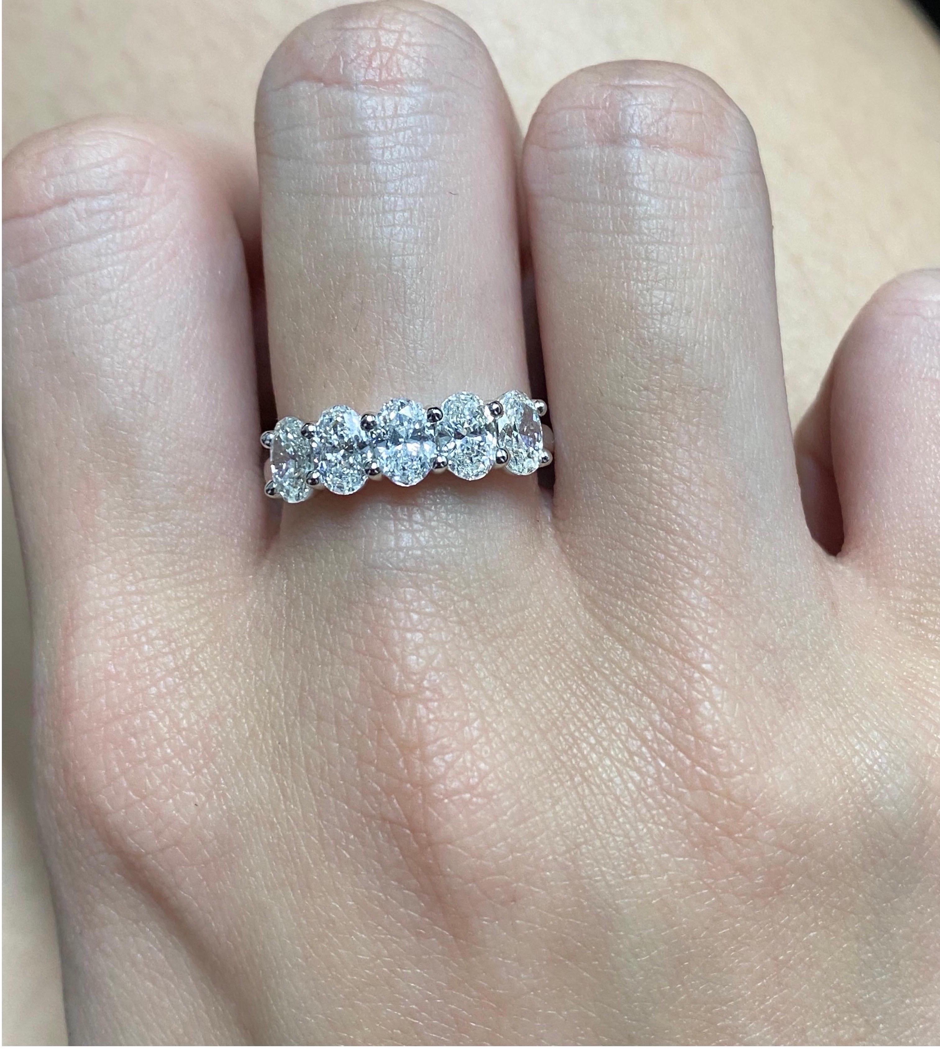 18K Oval Diamond Ring In New Condition For Sale In Hong Kong, CN