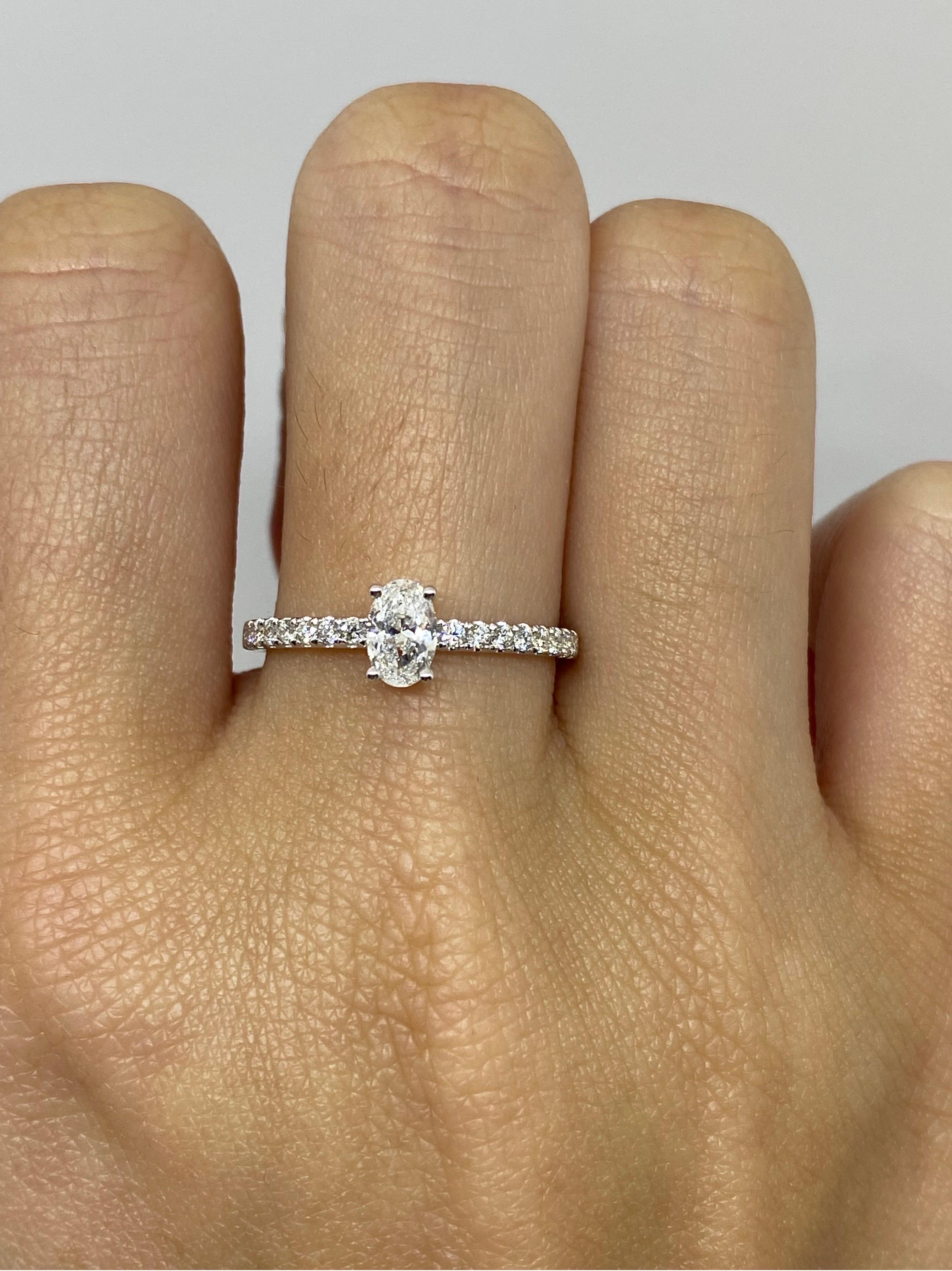 Oval Cut 18k Oval Diamond Ring  For Sale