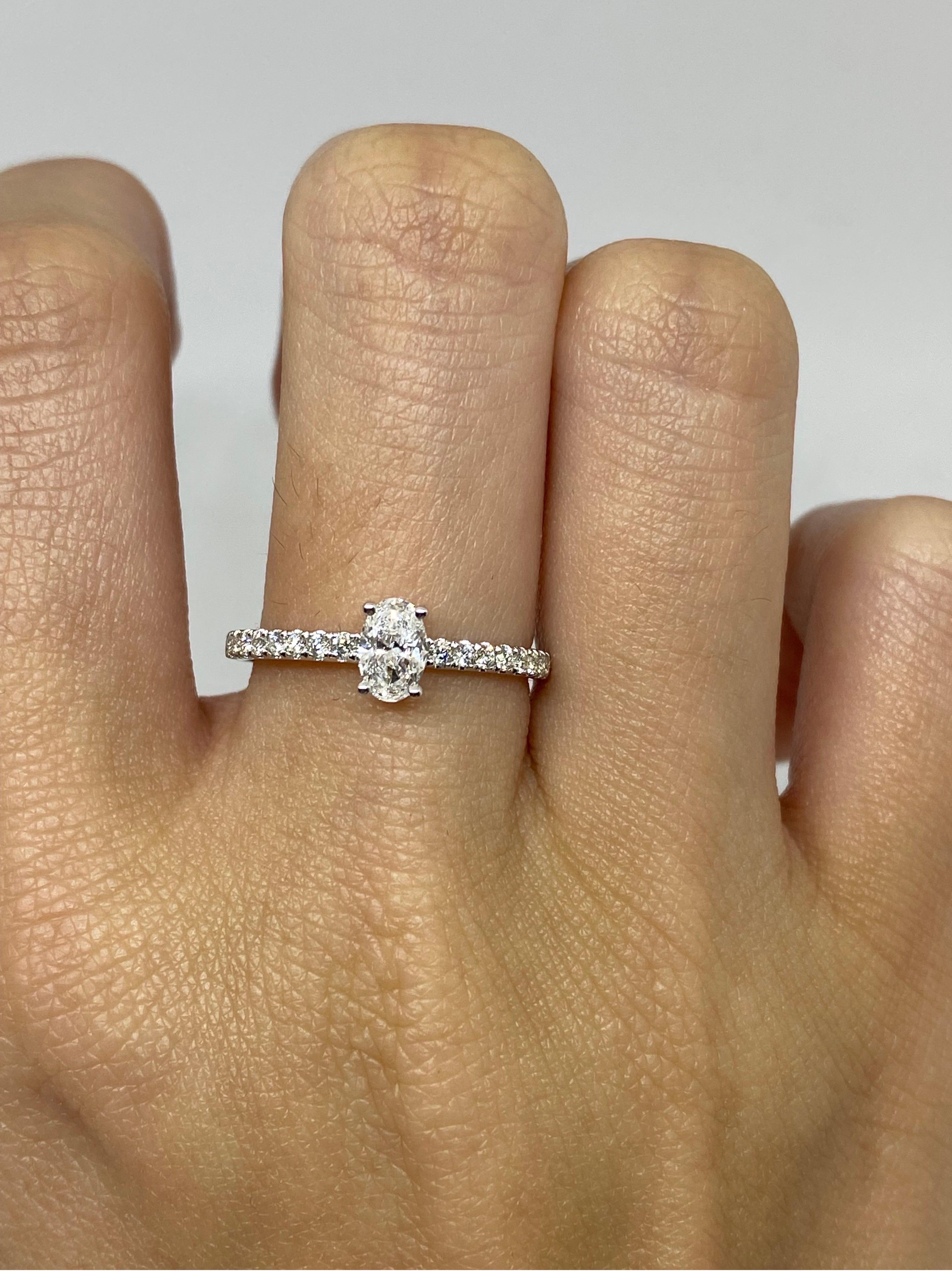 18k Oval Diamond Ring  In New Condition For Sale In Hong Kong, CN